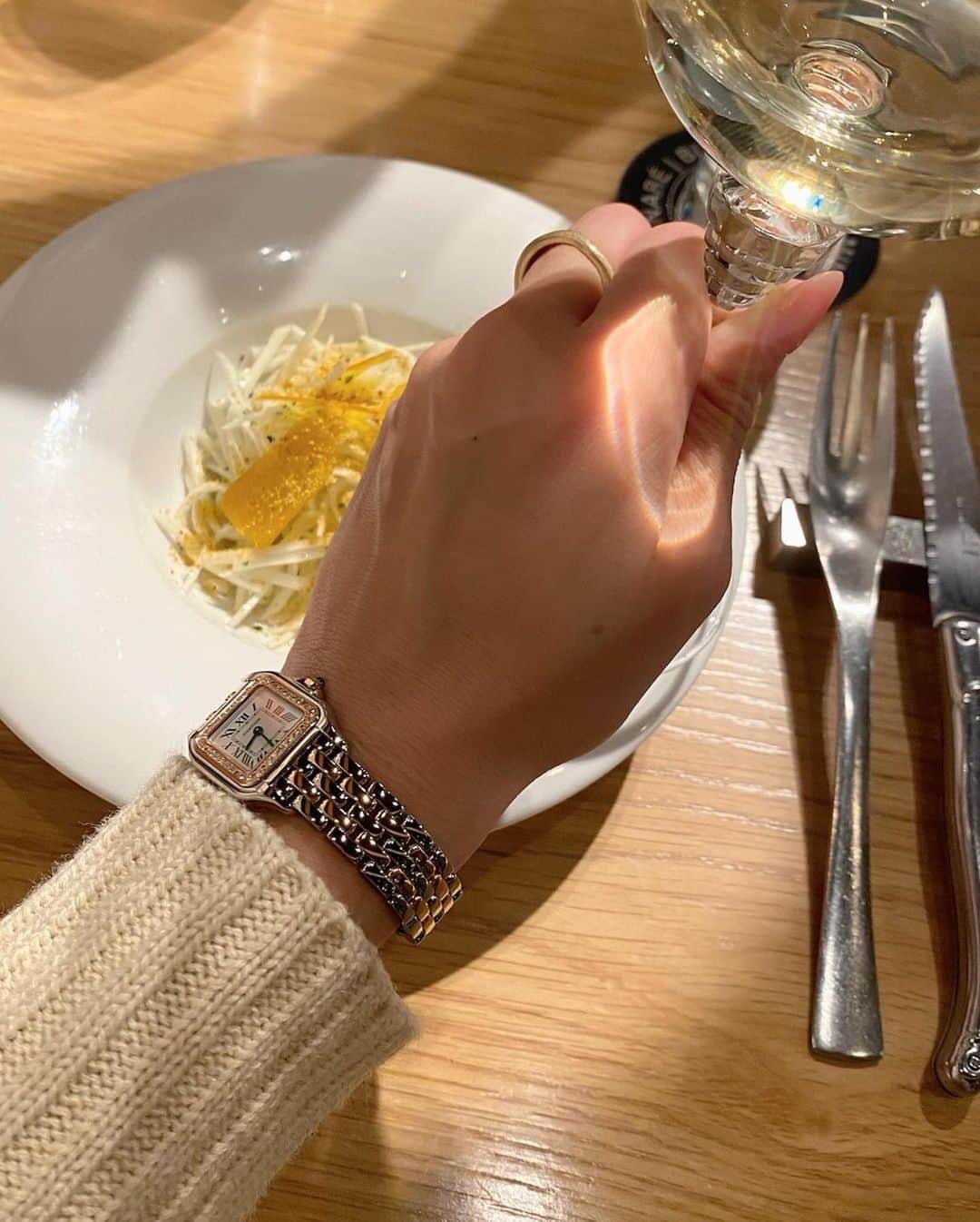 のインスタグラム：「今年も残すことろあと数日🕛 30日が仕事納めなのであと少し💭  時計、可愛い⌚︎✨ @cartier  １枚目と２枚目のどちらを１枚目にしようか悩みました🥺 来年はお洒落な構図で撮れるようになりたいです☺︎  #カルティエ　#パンテールドゥカルティエ  #最近すっかり夜型に　#LINE漫画にハマってる　#やっぱり2枚目を１枚目に　#コメントくれた皆様ごめんなさい🙇‍♀️」