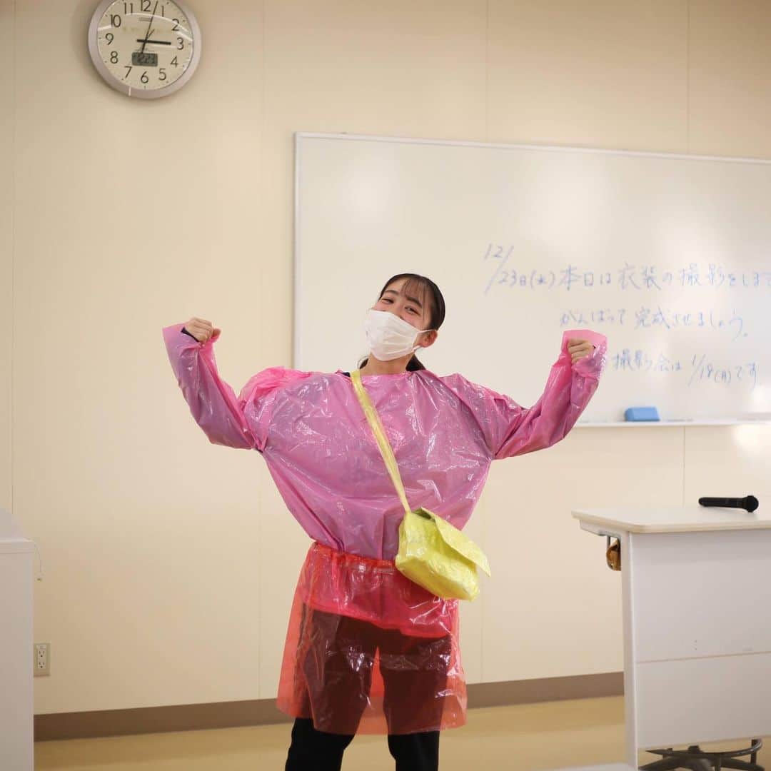 福岡女子短期大学さんのインスタグラム写真 - (福岡女子短期大学Instagram)「子ども学科１年生「造形」の制作風景をご紹介します。 (※撮影時のみマスクを一時的に外しています。) . 子ども学科に関する情報は、#福岡女子短期大学子ども学科　←こちらのハッシュタグをご覧ください。 . この投稿をご覧になって「いいね👍」「役に立った」と思われた方は、 @fukuoka_wjc をフォローをお願いします🥺 . =======[ お知らせ ]======= 福岡女子短期大学の資料（2021大学案内📕）を無料送付中です。プロフィールのリンクからお気軽に申し込みください🌟 ====================== = 子ども学科/健康栄養学科 音楽科/文化教養学科 . 福岡女子短期大学 住所：‪‪‪‪福岡県太宰府市五条四丁目16番‬1号‬‬‬ tel：‪‪‪092-922-4034‬‬‬（代表） ． #福岡女子短期大学　#福岡の短大っていいな  #太宰府の短大　#福女短スナップ　#子ども学科　#保育士の卵　#幼稚園教諭の卵 #太宰府 #短大生の日常 #福岡の短大っていいな #福岡の女子短期大学 #福女短スナップ　#太宰府の短大　#福女短　#短大生」12月27日 15時24分 - fukuoka_wjc