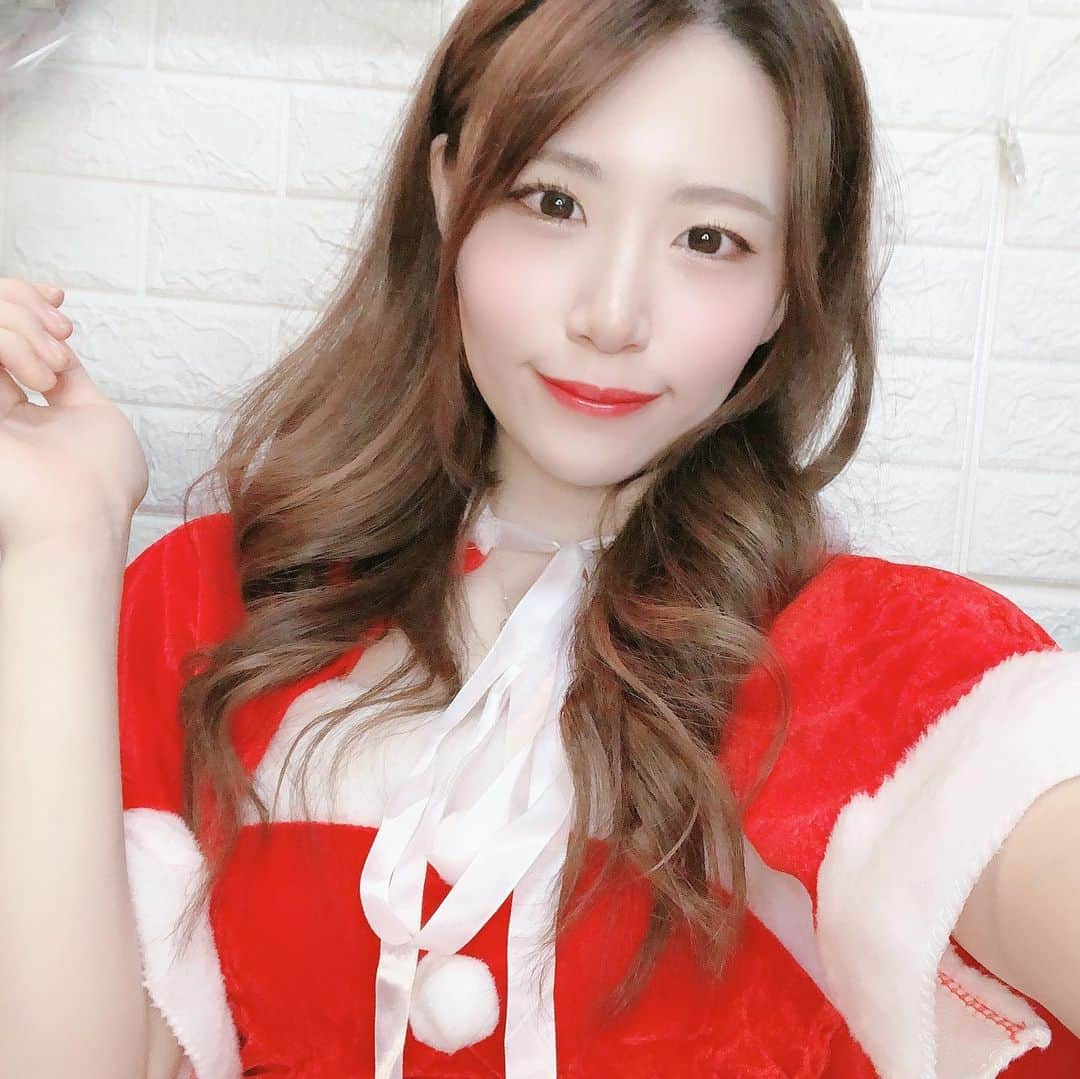 AKARIのインスタグラム：「インスタにも。 遅れてサンタ🎅 明日誕生日だー。 . . . #dailylook #fashion #ootd #music #musician #bass #bassguitar #acdc  #bassist #japanesegirl #japan #follow #pink #koreanfashion #bassgram #groove #slapbass #basssolo #YouTube #youtuber #bass #ベース #ベース女子 #red #akaちゃんねる　#bassgirls #ベース弾いてみた」