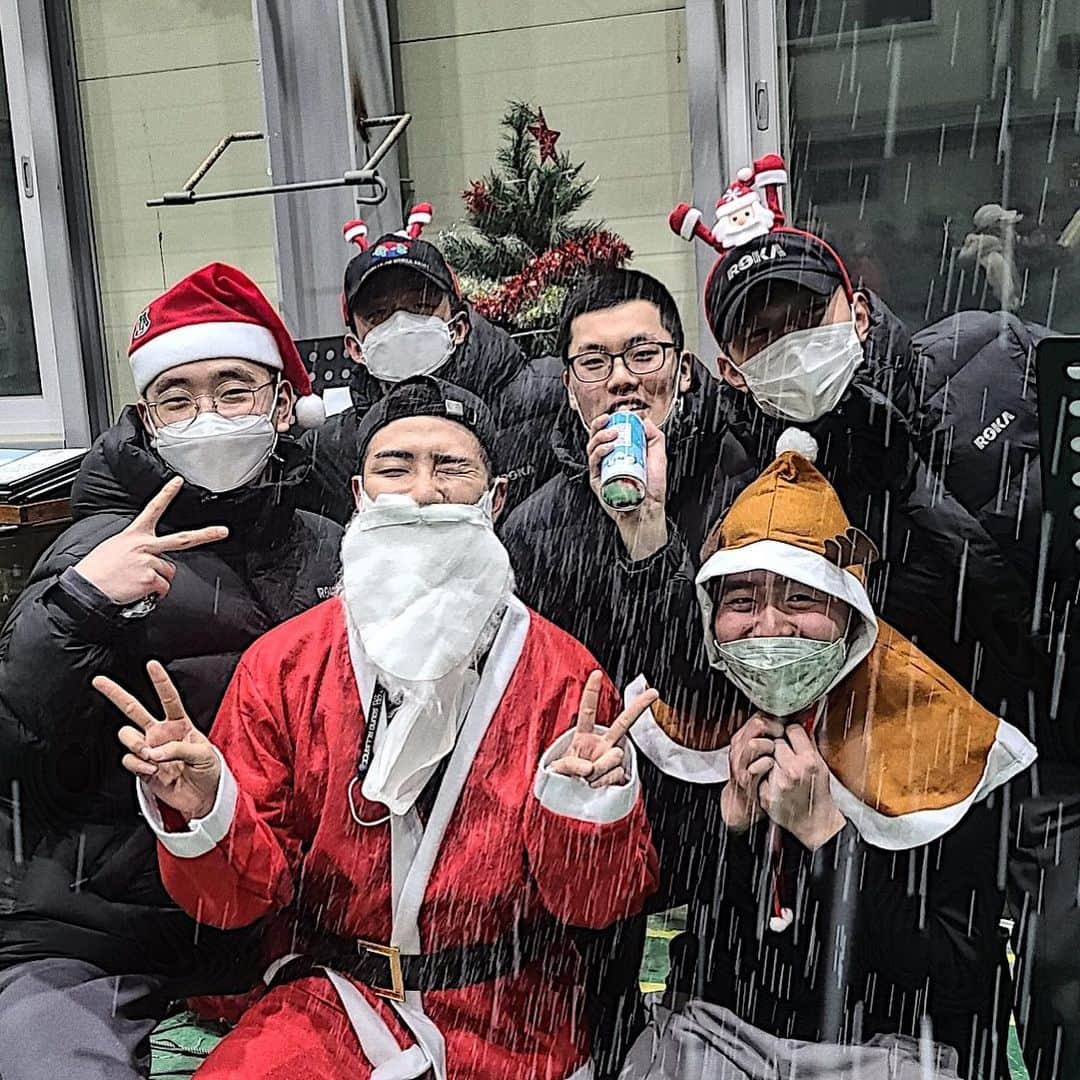 ヒョクジン のインスタグラム：「HQ ISLAND 🏝 🎅🏻🎄」