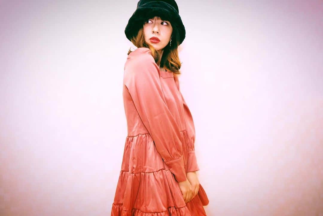 のインスタグラム：「もふもふ💗🖤  #バケットハット #ピンクワンピース #ootd #outfit #fashion #fashiongram」