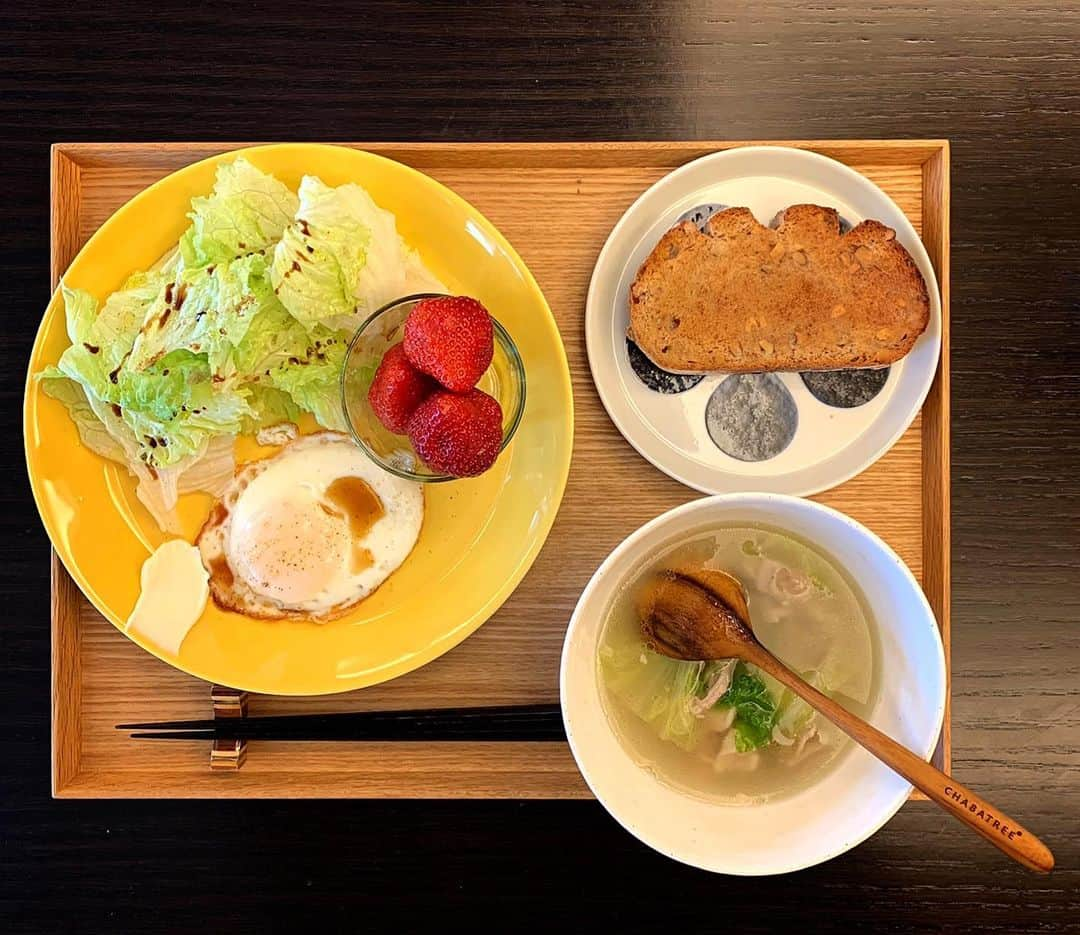 祐真朋樹さんのインスタグラム写真 - (祐真朋樹Instagram)「軽め。胡桃パン美味しい  #朝ご飯 #祐ご飯 @iittala_japan  @arabiaofficial  @arabiaofficial_japan  #ジンジャースープ  #利ご飯 #完食 #とちおとめ @maruhiro.hasami  @maruhiro.official」12月27日 15時40分 - stsukezane