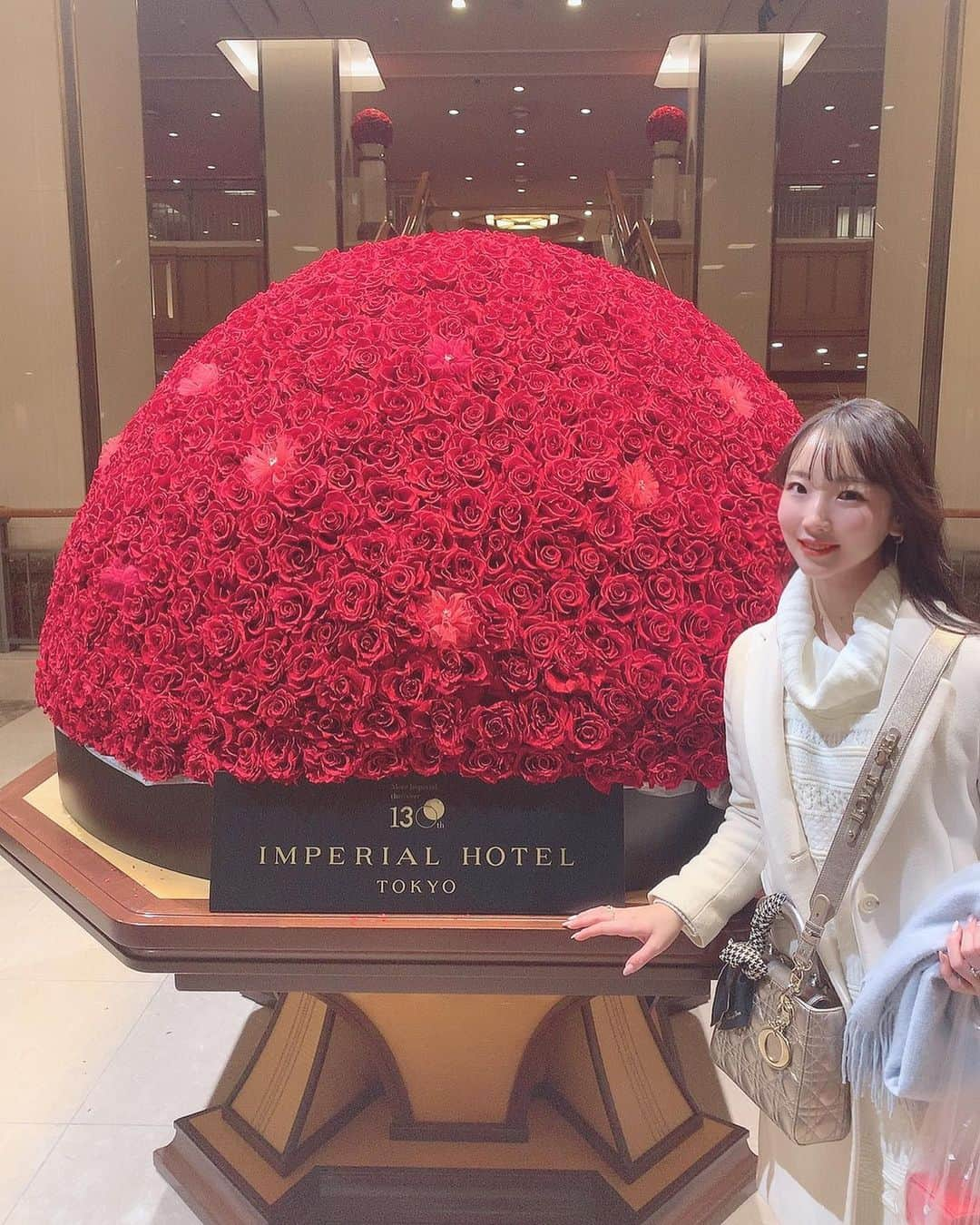 𝐇𝐈𝐍𝐀𝐊𝐎のインスタグラム：「🌹🌹🌹﻿ わぁ〜帝国ホテルのお花は﻿ いつもすごい迫力❣️🥺🌹﻿ とっても綺麗で素敵です😊🎁﻿ ﻿ 12月にはいりあっという間に﻿ クリスマスも終わり年末へ💎﻿ ﻿ 今月もたくさんのオーダー﻿ 誠にありがとうございます🙇‍♀️﻿ 本当に素敵なお客様に出会えて﻿ 感謝の気持ちでいっぱいです🙇‍♀️﻿ ﻿ ﻿ 来年は完全招待制&紹介制で﻿ ラブイズの展示会ができたらいいな〜でも﻿ コロナはどうだろう…と考え中です💦﻿ お客様にお会いできる機会を﻿ 作れたらいいなとおもってます💕🥰﻿ 本当は今年やりたかったんですが😢﻿ まだまだ動けずですね😭💦﻿ 本当皆様に直接お礼したいです🥺🙇‍♀️﻿ ﻿ ﻿ 皆さま外出には十分お気をつけて﻿ 素敵な週末をお過ごしください❤️✨﻿ ﻿ ﻿ #帝国ホテル ﻿ #帝国ホテル東京 ﻿ #クリスマスマーケット日比谷 ﻿ #リンツ #日比谷カフェ ﻿ #東京カフェ #ランデブーラウンジ ﻿」