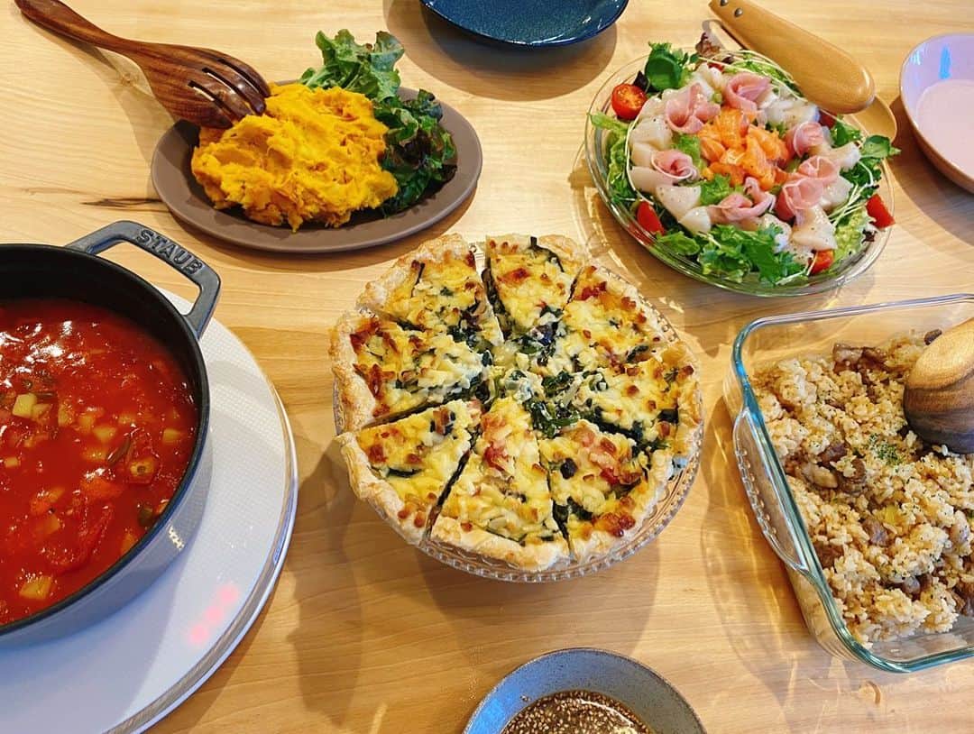 近藤千尋のインスタグラム：「今日のお昼はお誕生日にもらったお肉で ガーリックチャーハン🧄❤️  今日もステイホームで🏠 まったり過ごしてます✨✨  あと数日で今年が終わるなんて… 東京にいると実感が湧かないなぁ🤨  おせち、どうしようかなぁ…笑😱 そして、ツリー片付けないとなぁ…🎄」