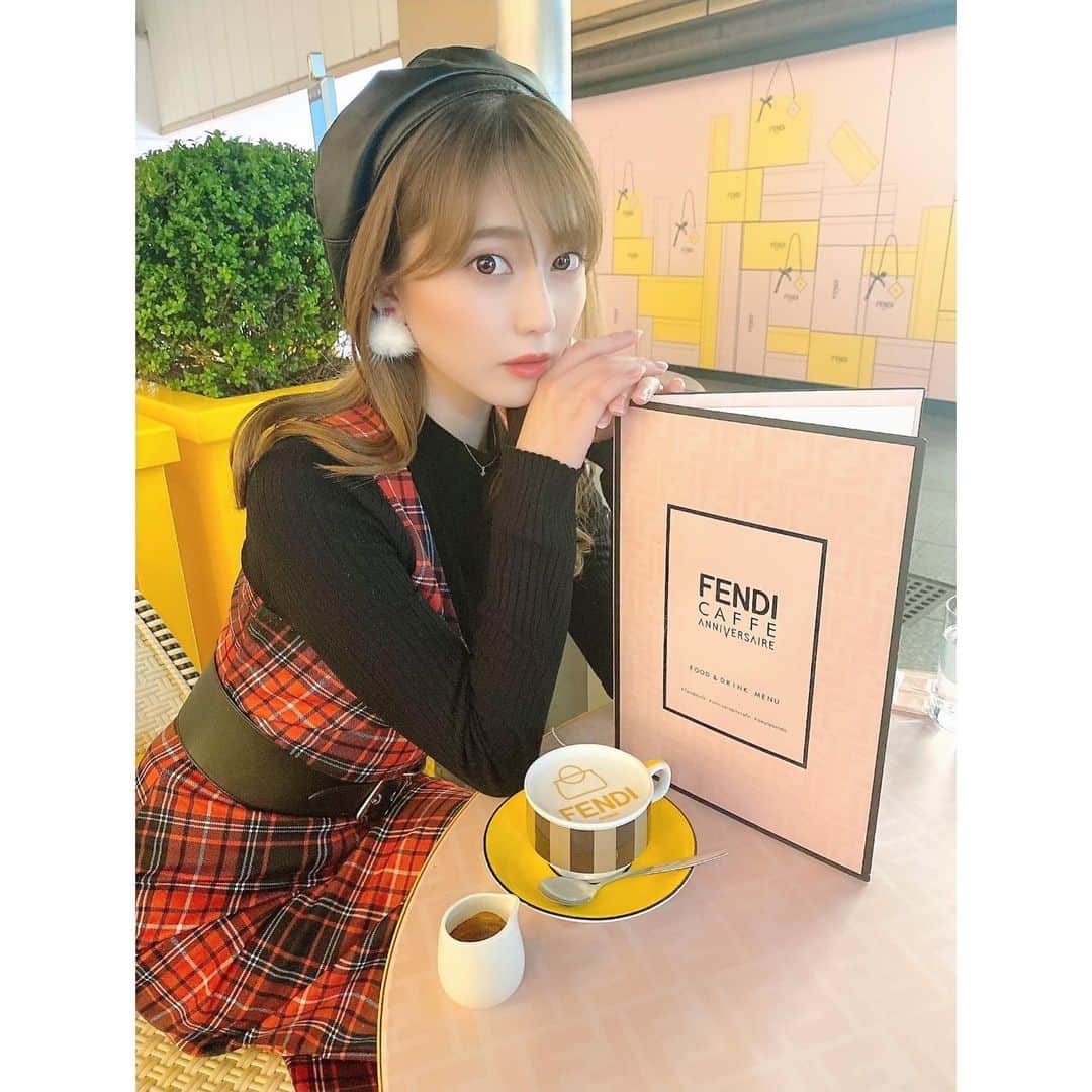 堀尾実咲のインスタグラム：「FENDI CAFFE☕️💛  @fendi  @anniversaire_cafe   #fendi #fendicafe #fendicaffe #fendicaffebyanniversaire #anniversarycafe #cafestagram #genic_cafe #フェンディ #フェンディカフェ #アニヴェルセルカフェ #アニヴェルセル #コラボカフェ #カフェ部 #カフェ巡り #カフェスタグラム #カフェスタグラム2020 #ラテアート #表参道 #omotesando」