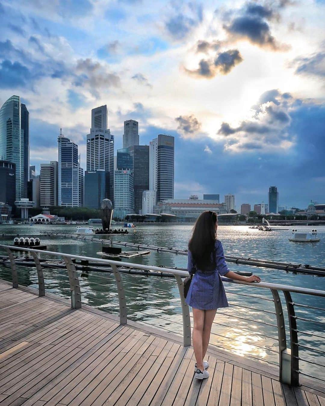 Aakriti Ranaさんのインスタグラム写真 - (Aakriti RanaInstagram)「While digging through my archives I found so many pictures of my time in Singapore 🇸🇬 Nostalgia had never hit me so hard before. Right from the time you land at the airport, the place spellbinds you!  From the amazing views at Gardens by the Bay and a fun night at Clarke Quay. Oh! you cannot not visit Universal Studios! 😍 The city-state is nothing but an absolute bliss.  #aakritirana #traveller #travelblogger #singapore #wanderlust #instagood」12月27日 15時50分 - aakritiranaofficial