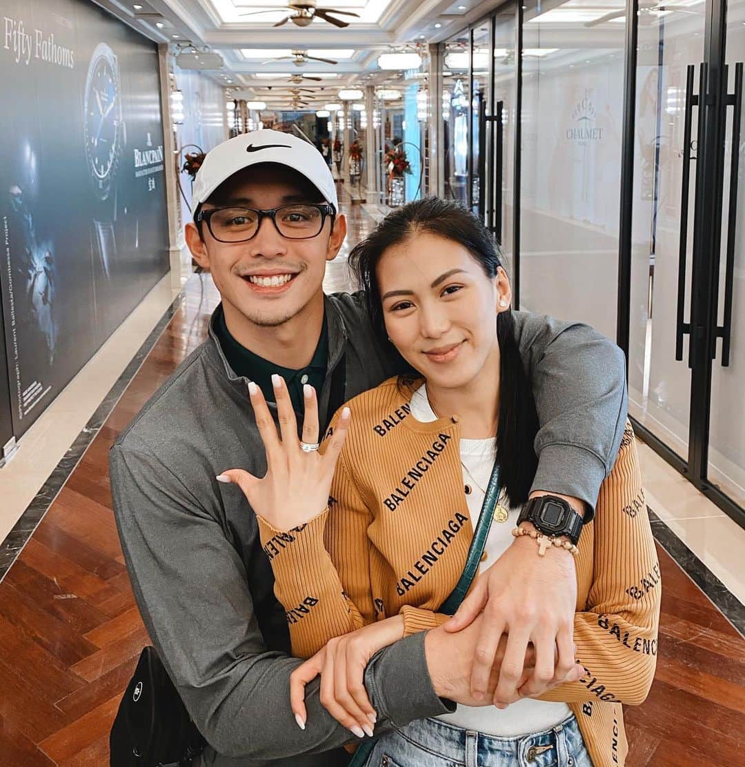 Alex Gonzagaさんのインスタグラム写真 - (Alex GonzagaInstagram)「Exactly this day last year i got engaged. The first picture was taken 30minutes before he popped the question pero nilalamutak ko na sya agad. Swipe to see after the iyakan. I already gave up the idea he would do it on that trip kaya Grabe Catherine, konting pagpigil naman. 😂」12月27日 15時50分 - cathygonzaga