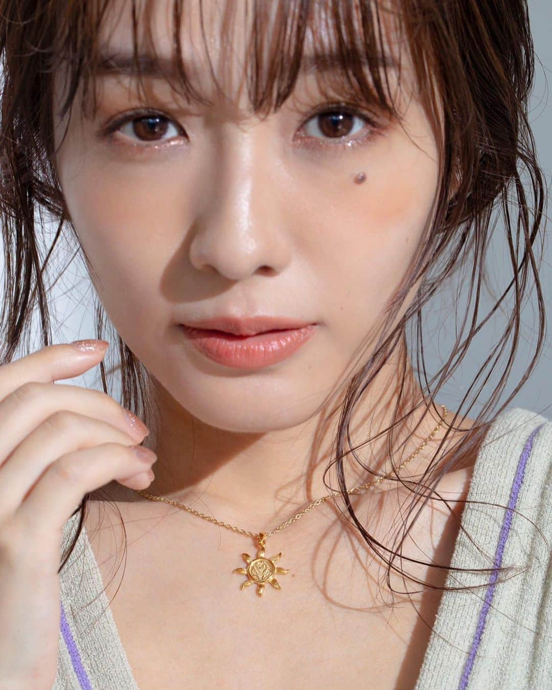 前田希美（まえのん）さんのインスタグラム写真 - (前田希美（まえのん）Instagram)「写真上げ直しです！ たくさんコメントくれたのに 申し訳ないです。。  #のんの私服   最近はシンプルな感じが好き。  コーデのポイントは、 IRIEBEACHの太陽モチーフのゴールドネックレス。  #iriebeach #lufine #hawaiianjewelry #ハワジュ #ハワイアンジュエリー @irie_beach  @_lufine_」12月27日 15時51分 - maeda_nozomi