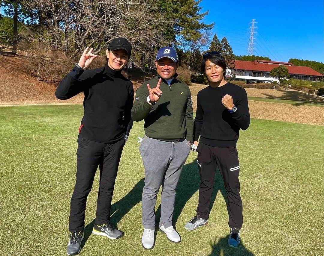 松下信治のインスタグラム：「RMファミリーの皆んなと⛳️ 今日はシンジさん、そしてゆうさくさんに色々と教えてもらいながらラウンドしました✌️  RMファミリーで年末にこうしてお互いの一年を振り返って、来年へ向けてまた目標を定め、高め合える環境に感謝です。 @shinjinakano 🐺 @yusakumiyazato_official 🐺 @tomoka_takeuchi 🦊 @serenaaoki_official 🦊@misuzunarita 🦊」