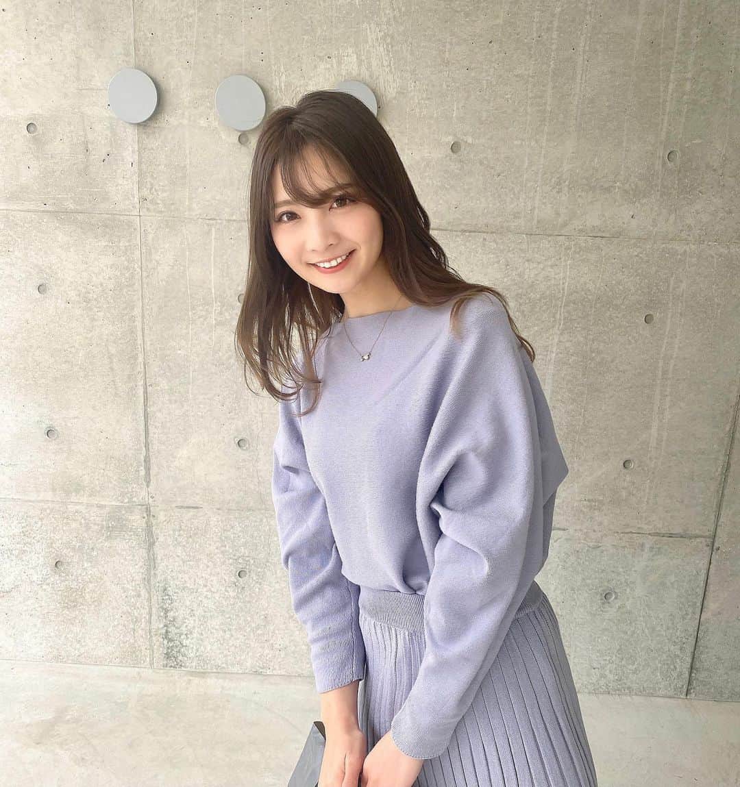 のインスタグラム：「少し前に、撮影前に @suiterope さんにて ヘアカラー、トリートメントカット🐰  新色のスターダストです✨✨ 金谷さんのシャンプーに 癒される大切な時間🥳💕 透明感のあるカラーに仕上げてもらいました🌟 今年も本当にありがとうございました✨✨  #ヘアカラー #新色 #ヘアメイク #メイクアップ #撮影」