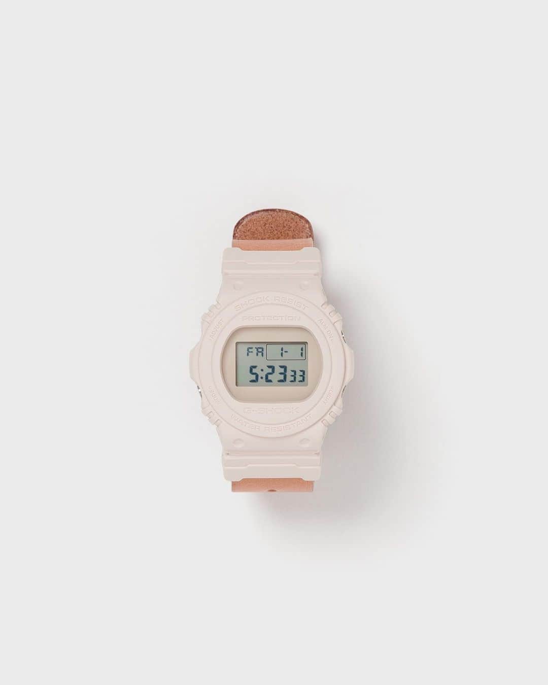 エンダースキーマのインスタグラム：「Hender Scheme and G-SHOCK have reunited to present a new collaboration model. Combining the iconic, shock-resistant G-SHOCK DW-5750 watch by CASIO and a handmade vegetable tanned leather band by Hender Scheme, this watch will tell 2 different timelines. ⠀ ⠀ Hender Scheme × G-SHOCKのコラボレーション第2弾となるHender Scheme × G-SHOCK DW-5750HS20-4JFをリリースします。 12月28日よりスキマ抽選サイトで抽選応募開始。詳細はプロフィールのリンクからご確認ください。﻿⠀ ⠀ 12月28日(月) 12:00 web 抽選応募 開始﻿ https://entry.henderscheme.com/gshock/web/ *Domestic shipping only⠀ ⠀ #henderschemexGSHOCK #henderscheme #GSHOCK #effectlab」