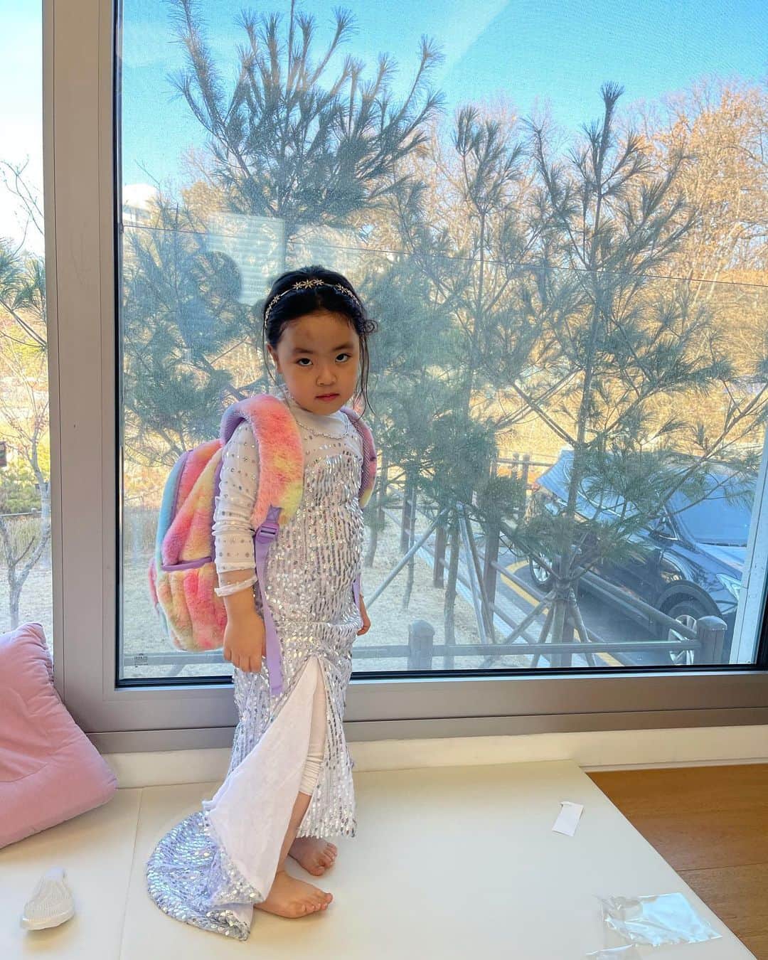 イ・ユンジのインスタグラム：「엄만 #그눈빛 알기까지 좀 걸렸던거 같아. 턱은 당기고 시선은 상대가 누구든 내가 나이기만 하면되는. 손에는 힘을 빼고 배는 언제나 긴장을 늦추지 않으면서도 등에는 여유가 넘쳐야 하는데 아직도 그게 잘안돼. 라니넌 모든게 완벽하고 발가락에서만6세의귀여움이묻어있네. 엄마말은,그니까, #사랑한다고 #라니지요」