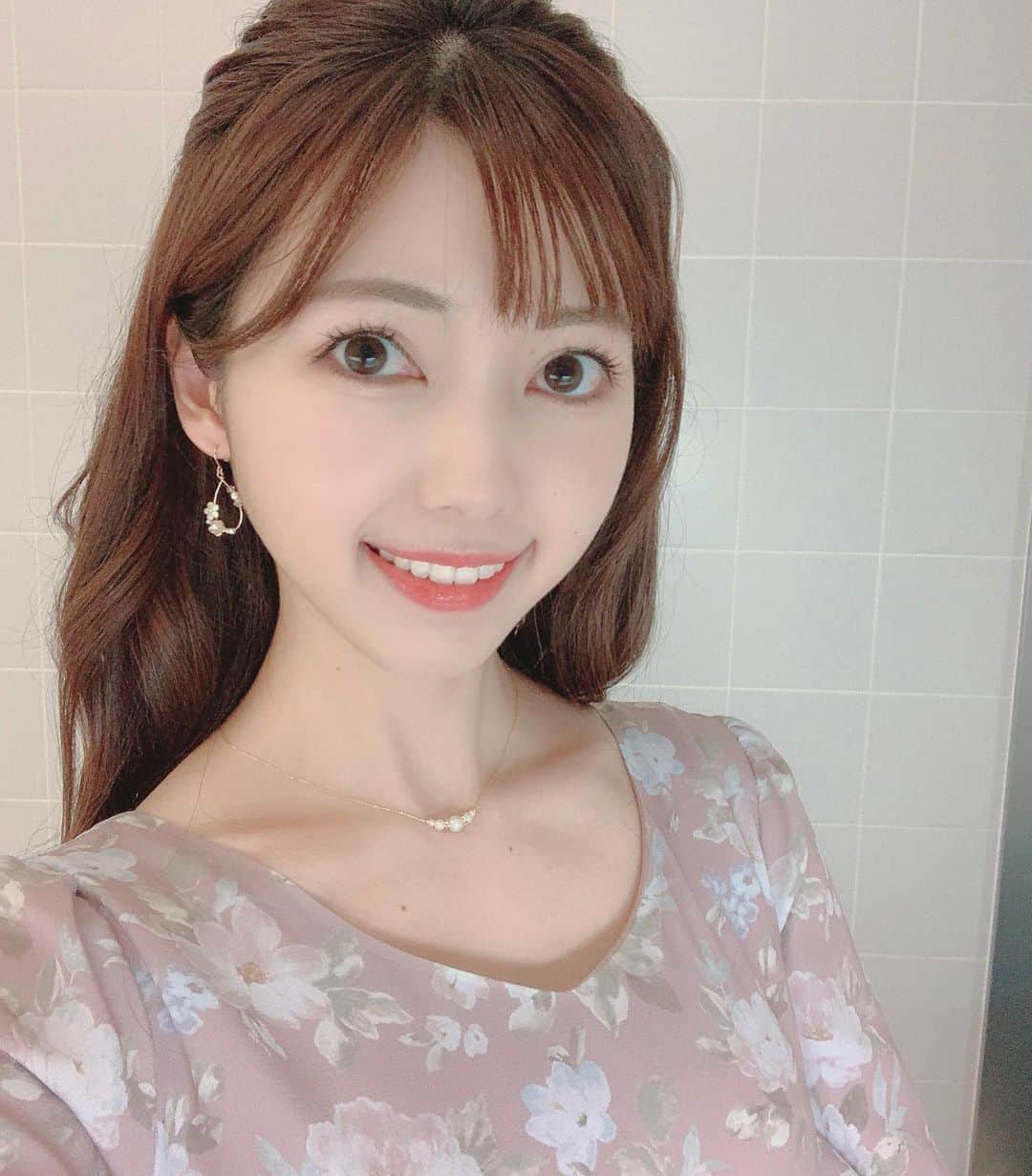 川又智菜美のインスタグラム：「今年も残りあと少し🤭﻿ ﻿ 寒波がやってきているようですが、﻿ 寒さに負けず、無事に年を越せますように🙏﻿ ﻿ 日テレNEWS24の勤務も﻿ 今年は残り一回となりました🤲﻿ 頑張ります✨﻿ ﻿ 今回も花柄ワンピースだったので﻿ お花のピアスを合わせてみました🌸🤍﻿ ﻿👗 @and.couture   #日テレNEWS24 #N24 #衣装 #ピアス」