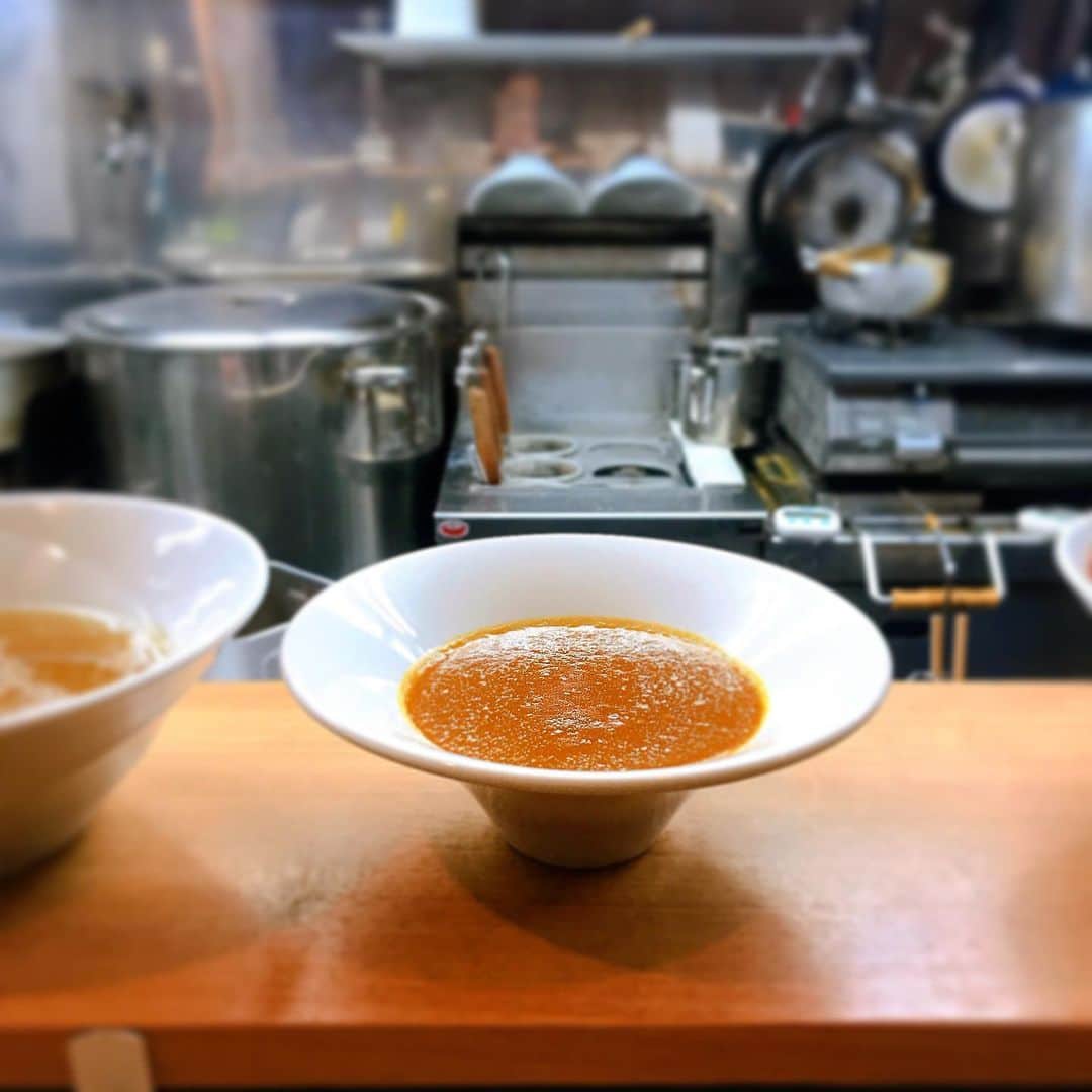 無化調ラーメン「ゆきふじ」のインスタグラム：「明日28日は、年内最終営業になります。  材料無くなり次第終了ですので、ご了承ください。  限定一食 『スペシャリテのチキンカレー』 こちらもご用意しております。  ワシはカレーに具材は必要無いんじゃ という方のみご注文ください。 シンプルにルーの味わいをお楽しみくださいませ。 （多少具材あります）  それでは皆さま良いお年を  #スパイスカレー #チキンカレー#パワーちゃん」