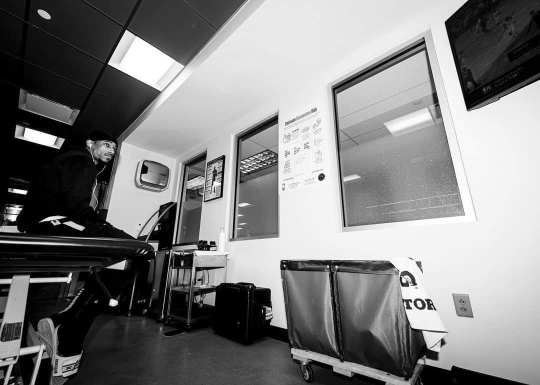 デマー・デローザンのインスタグラム：「Opportunity, preparation, made me this nice-@nipseyhussle」
