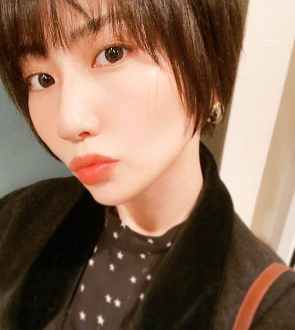 増田有華さんのインスタグラム写真 - (増田有華Instagram)「＊  思わずショート。  ここまで短くするつもりなかったけど チョキチョキ切ってもらううちにもうバッサリ行っちゃおうと笑  気づけば今までで1番短いかもしれない。 ショートが自分的にはしっくりくるよ。 カラーも落ち着いた色に。  年末にバッサリ行けて気持ちもスッキリ☺️💖 @pepe.spadic さんいつもありがとうございます。  ・ ・ ・ #hair #haircolor #hairstyle #haircut  #ヘアカラー #ヘアースタイル #ヘアーカット #美容室 #美容院 #髪質改善 #髪 #cute #beauty #happy #smile #japan #japanesegir」12月27日 16時08分 - masuyuka_official