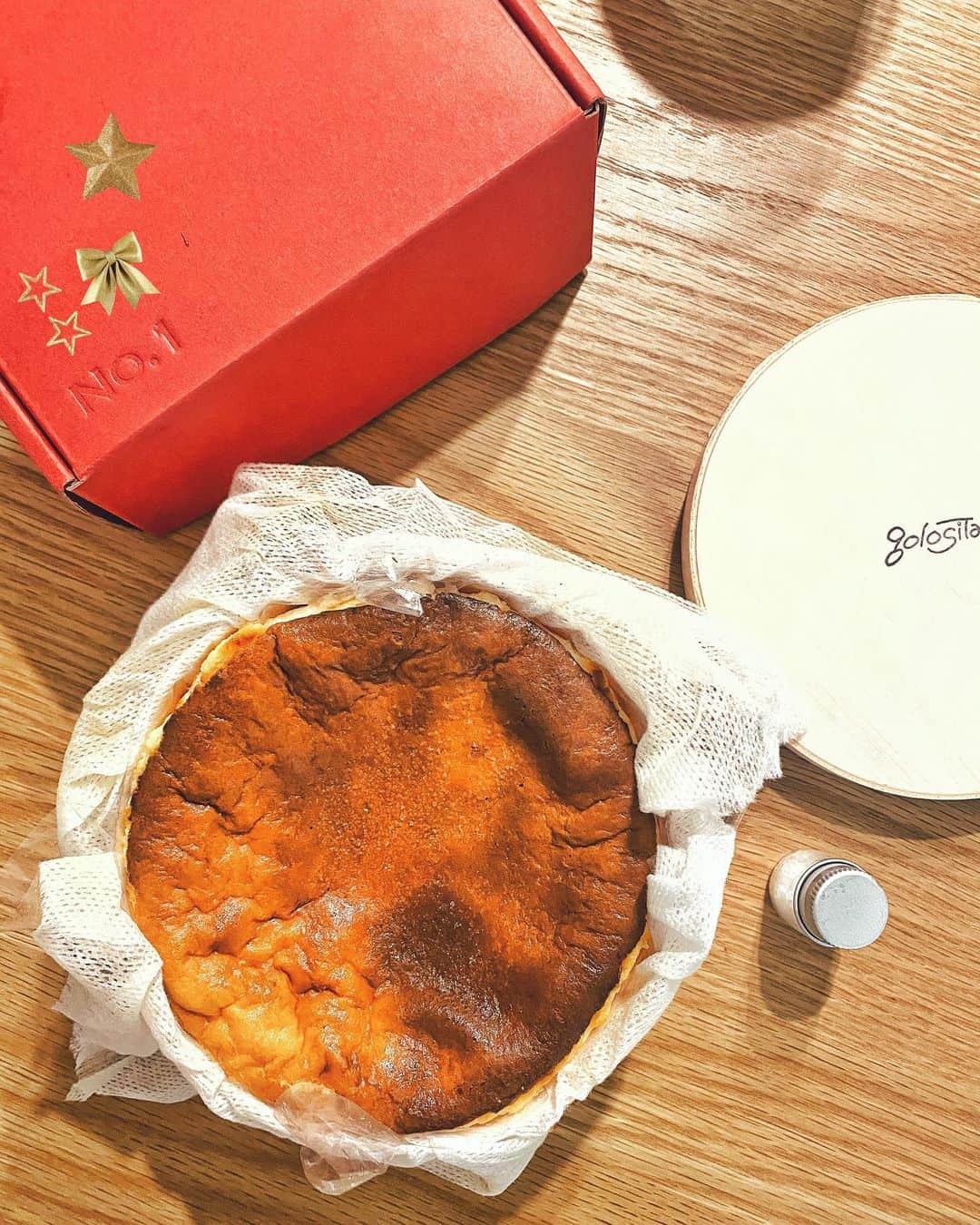 pisatamagoさんのインスタグラム写真 - (pisatamagoInstagram)「今年の #クリスマスケーキ 🎄🎂 ずーっと気になってた #ゴロシタ さんの #ナンバーワンチーズケーキ 🧀 ☀︎  濃厚でたまらない。 そして #グルテンフリー で #白砂糖フリー さらに #食品添加物不使用 。 #小麦アレルギー のお子ちゃんがいる友人に紹介したところ喜んでくれました。 ☀︎ ☀︎  #チーズケーキ#お取り寄せスイーツ #cheesecake #通販チーズケーキ#お取り寄せ#お取り寄せグルメ#小麦不使用#小麦粉不使用#チーズケーキ大好き#golosita#no1cheesecake」12月27日 16時24分 - audreysunnyday