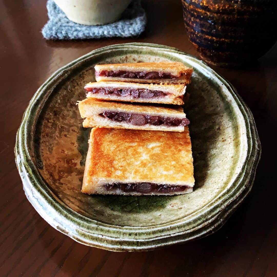志摩有子さんのインスタグラム写真 - (志摩有子Instagram)「雪山から帰ってきたメンズチームも加わっておやつタイム。 サンドイッチ用の食パンに粒あんを挟んでバターを溶かしたフライパンでカリッと焼くアンバターサンド。焼き立ての鯛焼きに負けない美味しさ。加賀棒茶と。  #あんバターサンド #あんバタートースト #カリッカリ #おやつタイム」12月27日 16時17分 - ariko418