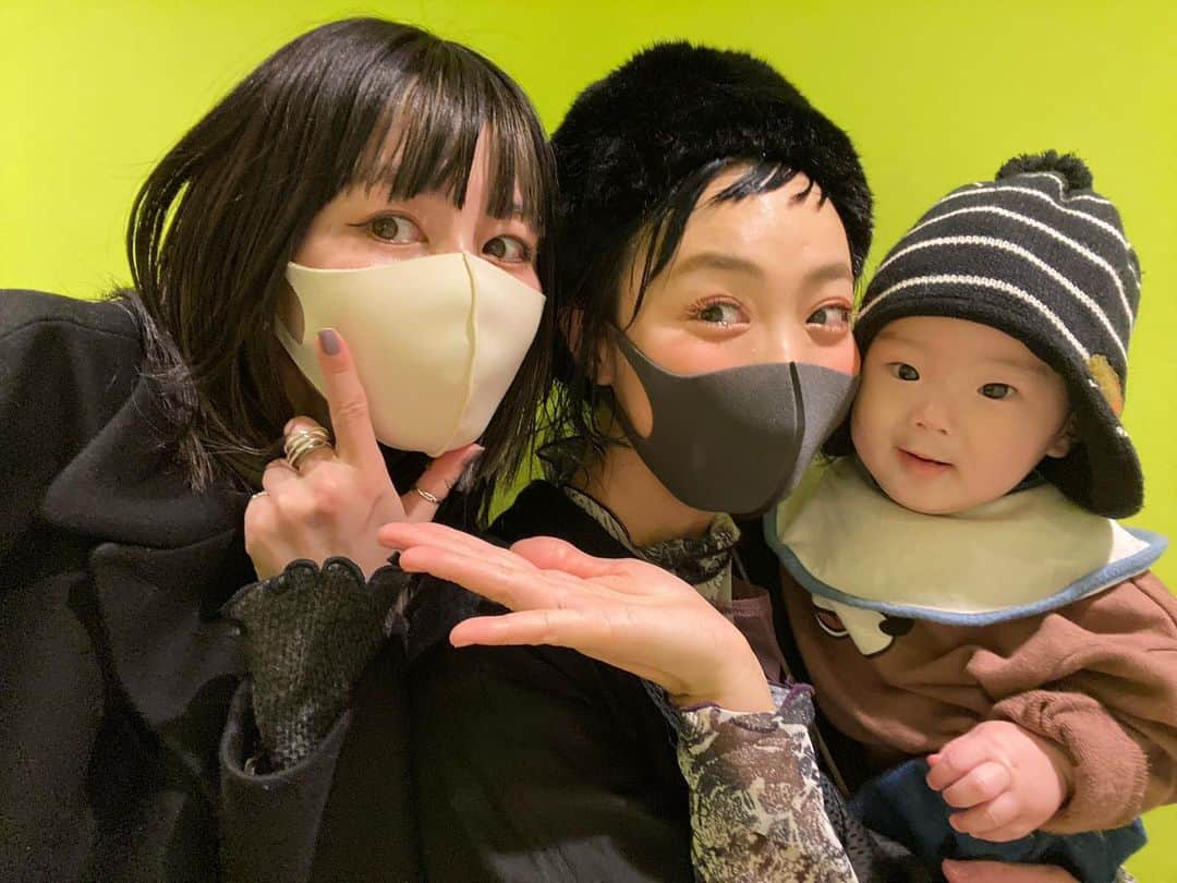 のインスタグラム：「今日は大切な友達💕エリチンのバースデー🎂✨ 当日にお祝いする事が出来て良かった🥳🥳🎶 . 30代を面白楽しく過ごせてるのは優しくて明るくて頑張り屋さんなエリチン達が居てくれてるからだな💕何か熱くなって一緒に泣いたり笑ったり、好きなオシャレを楽しんだり😂🤣🥺🎶 . ホント、生まれて来てくれてありがとう✨🎂💕 . 40代もそんな感じで楽しむ予定なんで、残りの30代も思いきり楽しもうね〜💕 . 私達、今が1番若いよ😚😚😚💕笑 . エリチンの幸せを願ってます✨ またまた素敵な歳となりますように〜☺️🙏🏻💕💕💕✨ . Happy birth day🎉」