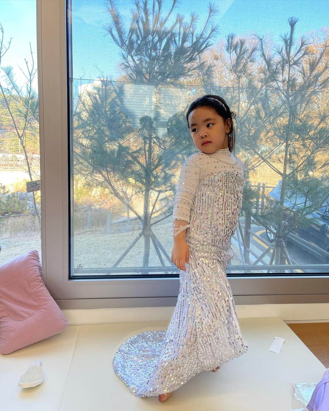 イ・ユンジのインスタグラム：「아니 그러니까 도치엄마보기에 치명적이지말입니다. 이런거, 이런거. #도배좀할께요#엄마선배님들말씀에7세되면이런사진안찍어준다해서말입니다#5일있음7세되시는#라니지요」