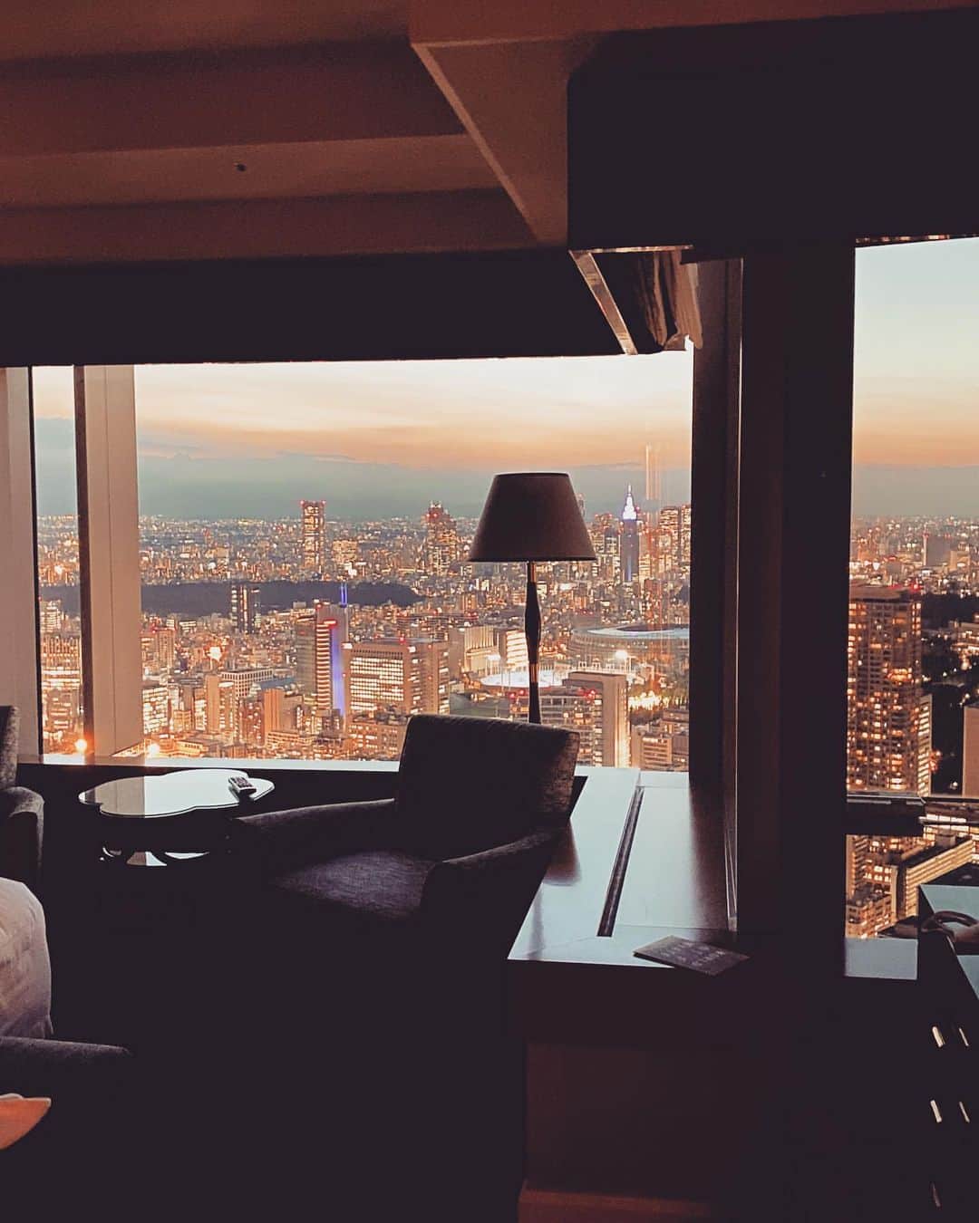 The Ritz-Carlton, Tokyoのインスタグラム：「冬の澄んだ空気で、いつもの夜景がより一層煌びやかに。﻿ ﻿ The clear air in winter makes city lights more beautiful. -via @avr_asa  #RitzCarltonTokyo #RCMemories」