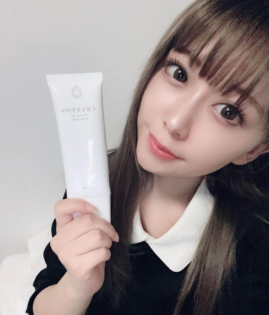 鉢呂ゆなのインスタグラム：「最近話題の#クリストン鉱石ジェル ゲットしたので使ってみたよ🐶  乾燥、肌荒れが頻繁におきる敏感肌なんだけど普段のスキンケアの前にこれを使ってから乾燥しにくくなった気がする( ᵒ̴̶̷᷄௰ᵒ̴̶̷᷅ )🙏  ズボラだけど冬場の乾燥怖いから使い続ける🐶💗 みんなのオススメも教えてほしい〜！ わたしは乾燥肌寄りです🐕 . . . . . . . . . . . .  #スキンケア #鉱石ジェル #クリストン #美肌ケア #いつものスキンケア前に #鉱石って #かっこよくない？ #乾燥肌 #ニキビは最近治した #」