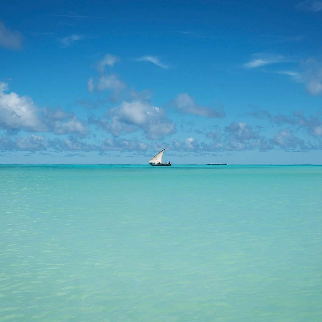 National Geographic Travelさんのインスタグラム写真 - (National Geographic TravelInstagram)「Photo by @andrea_frazzetta / A boat sails near the island of Nosy Iranja, located off the northwestern coast of Madagascar. The area is a paradise of biodiversity. Colorful fish, giant turtles, and harmless whale sharks populate its crystal clear waters. Follow @andrea_frazzetta to know more about my next projects. #madagascar #africa」12月27日 16時39分 - natgeotravel