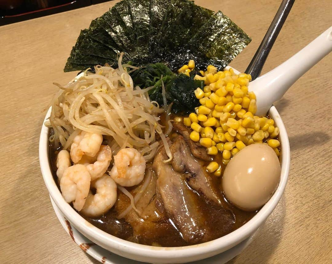 三宅智子さんのインスタグラム写真 - (三宅智子Instagram)「大久保にある「麺屋優創」さんの魚介みそラーメン！ 3倍盛り！トッピング盛り盛り！  海老・蟹・魚介がガツンと効いた濃厚な味噌スープにモチモチの平打ち麺が相性抜群に絡んで、もう最高！  そのままでも充分美味しいですが、味変の生クリーム、カレー粉、辛味の香味油がこれまた抜群に合って、色んな味も楽しめました！  昨日、YouTubeに食べてる動画を公開しました！  最後にYouTubeを見て来て下さった方にトッピングの特典もありますので、皆様、是非最後までご覧下さい！  #麺屋優創 #魚介味噌ラーメン #大久保ラーメン #新大久保ラーメン #濃厚らーめん #youtube #三宅智子の大食いtv #動画公開中」12月27日 16時40分 - tomoko1121m