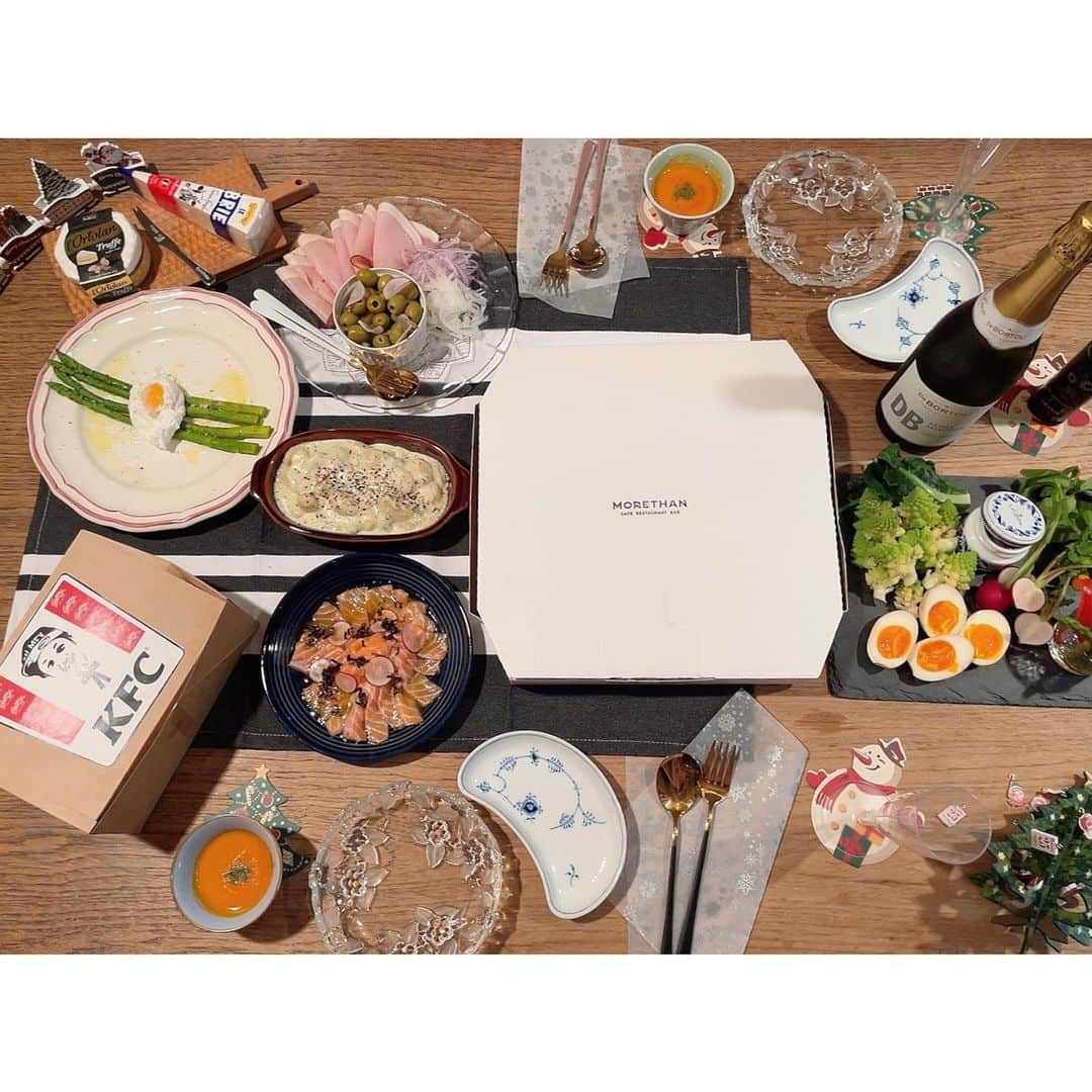 大井智保子さんのインスタグラム写真 - (大井智保子Instagram)「𐂂𐂂 クリスマスイブディナー⭐️🍽 . ❥ @morethan_hiroshima ビスマルク ❥ @graffity_hiroshima  KFCチキン ❥ バーニャカウダ・味玉 ❥ ゴルゴンゾーラニョッキ ❥ サーモンカルパッチョ ❥ ハムサラダ・オリーブ ❥ パルメザンアスパラ ❥ にんじんポタージュ ❥ チーズ2種 . ベスト1は、お友達が作ってきてくれたゴルゴンゾーラニョッキ☺︎︎本当においしかった…🤍 たった2人でもちろん食べきれなかったけど、 豊かな食卓に大満足でした🎄💗 . トリュフチーズを見つけて、 泡とワイン2本のんじゃいました🤣🥂 . . #ホームパーティー #クリスマスパーティー #クリスマスパーティー料理 #クリスマスパーティーメニュー #クリパ #homeparty #chrismasparty #partymenu #togo #togofood #togohiroshima  #広島テイクアウト  #ステイホーム #おうちご飯 #おうち時間 #sayhome #stayathome #自炊 #卵多め」12月27日 16時50分 - chihokoi