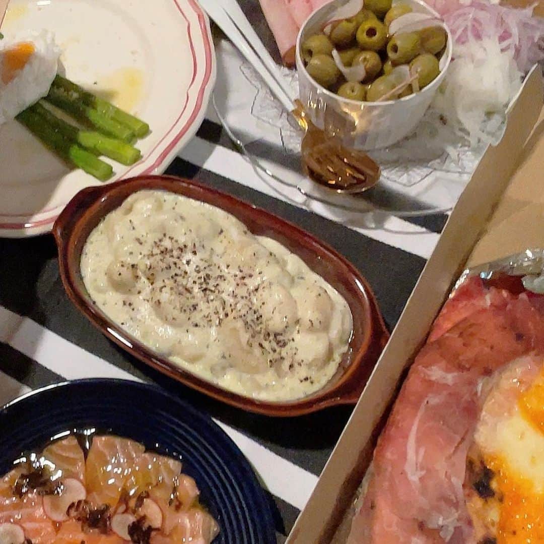 大井智保子さんのインスタグラム写真 - (大井智保子Instagram)「𐂂𐂂 クリスマスイブディナー⭐️🍽 . ❥ @morethan_hiroshima ビスマルク ❥ @graffity_hiroshima  KFCチキン ❥ バーニャカウダ・味玉 ❥ ゴルゴンゾーラニョッキ ❥ サーモンカルパッチョ ❥ ハムサラダ・オリーブ ❥ パルメザンアスパラ ❥ にんじんポタージュ ❥ チーズ2種 . ベスト1は、お友達が作ってきてくれたゴルゴンゾーラニョッキ☺︎︎本当においしかった…🤍 たった2人でもちろん食べきれなかったけど、 豊かな食卓に大満足でした🎄💗 . トリュフチーズを見つけて、 泡とワイン2本のんじゃいました🤣🥂 . . #ホームパーティー #クリスマスパーティー #クリスマスパーティー料理 #クリスマスパーティーメニュー #クリパ #homeparty #chrismasparty #partymenu #togo #togofood #togohiroshima  #広島テイクアウト  #ステイホーム #おうちご飯 #おうち時間 #sayhome #stayathome #自炊 #卵多め」12月27日 16時50分 - chihokoi