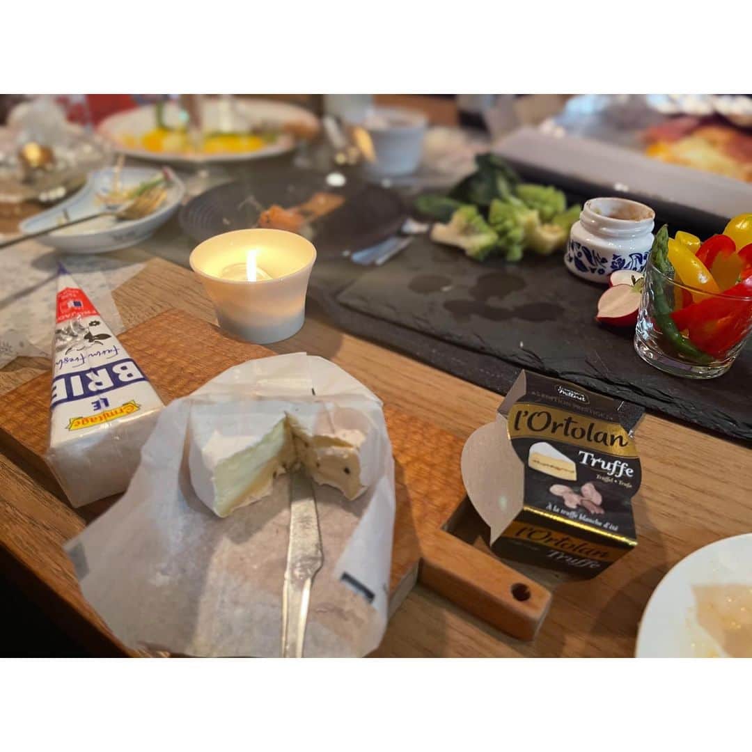 大井智保子さんのインスタグラム写真 - (大井智保子Instagram)「𐂂𐂂 クリスマスイブディナー⭐️🍽 . ❥ @morethan_hiroshima ビスマルク ❥ @graffity_hiroshima  KFCチキン ❥ バーニャカウダ・味玉 ❥ ゴルゴンゾーラニョッキ ❥ サーモンカルパッチョ ❥ ハムサラダ・オリーブ ❥ パルメザンアスパラ ❥ にんじんポタージュ ❥ チーズ2種 . ベスト1は、お友達が作ってきてくれたゴルゴンゾーラニョッキ☺︎︎本当においしかった…🤍 たった2人でもちろん食べきれなかったけど、 豊かな食卓に大満足でした🎄💗 . トリュフチーズを見つけて、 泡とワイン2本のんじゃいました🤣🥂 . . #ホームパーティー #クリスマスパーティー #クリスマスパーティー料理 #クリスマスパーティーメニュー #クリパ #homeparty #chrismasparty #partymenu #togo #togofood #togohiroshima  #広島テイクアウト  #ステイホーム #おうちご飯 #おうち時間 #sayhome #stayathome #自炊 #卵多め」12月27日 16時50分 - chihokoi