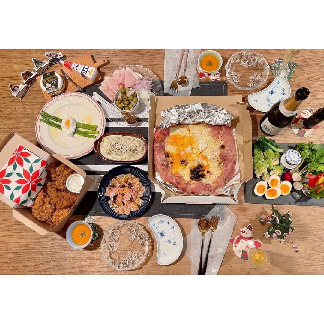 大井智保子さんのインスタグラム写真 - (大井智保子Instagram)「𐂂𐂂 クリスマスイブディナー⭐️🍽 . ❥ @morethan_hiroshima ビスマルク ❥ @graffity_hiroshima  KFCチキン ❥ バーニャカウダ・味玉 ❥ ゴルゴンゾーラニョッキ ❥ サーモンカルパッチョ ❥ ハムサラダ・オリーブ ❥ パルメザンアスパラ ❥ にんじんポタージュ ❥ チーズ2種 . ベスト1は、お友達が作ってきてくれたゴルゴンゾーラニョッキ☺︎︎本当においしかった…🤍 たった2人でもちろん食べきれなかったけど、 豊かな食卓に大満足でした🎄💗 . トリュフチーズを見つけて、 泡とワイン2本のんじゃいました🤣🥂 . . #ホームパーティー #クリスマスパーティー #クリスマスパーティー料理 #クリスマスパーティーメニュー #クリパ #homeparty #chrismasparty #partymenu #togo #togofood #togohiroshima  #広島テイクアウト  #ステイホーム #おうちご飯 #おうち時間 #sayhome #stayathome #自炊 #卵多め」12月27日 16時50分 - chihokoi