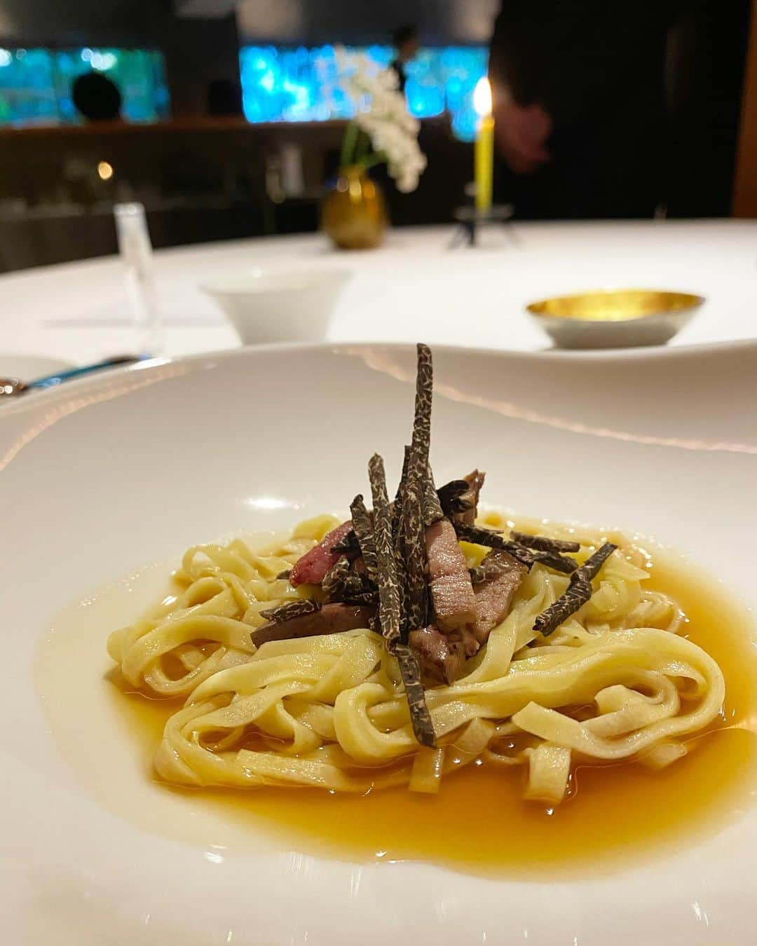 濱野りれさんのインスタグラム写真 - (濱野りれInstagram)「Leffervescence, French restaurant, three Michelin star⭐️⭐️⭐️  The gourmet post is continuing, but I will post it now because it is a restaurant I went to for Christmas🎄  It was hard to make reservations at night so I went there for lunch. Dress @louisvuitton Bag @dior  I don't have much habit of going to French restaurants, so I'm glad I could go there at Christmas!! . フレンチレストラン 『レフェルヴェソンス』へ！ グルメ投稿続いちゃうけどクリスマスに行った レストランなので早めに載せるね💕  今回お邪魔したのはなんと！ ミシュラン三つ星のフレンチ！👏 ディナーはいっぱいだったからランチの時間に✨  クリスマスだからフレンチ予約したけど、 特にこれ！すごい！と言った感動はなく、、😅 私はイノベーティブフュージョン派みたいです😳💦  でも一度は行きたかったお店だから クリスマスという機会で行けてよかった🥂♥️ . . #rirelog #leffervescence #leffervescencetokyo #michelinstar #michelin #michelinguide #omotesando #roppongi #tokyoeats #tokyogourmet #diorbag #dior #louisvuitton #lvdress #表参道 #レフェルヴェソンス #ミシュラン #ミシュラン三ツ星 #フレンチ #モダンフレンチ #グルメ #グルメ女子 #ルイヴィトン #ディオール #ディオールバッグ」12月27日 16時43分 - riregram