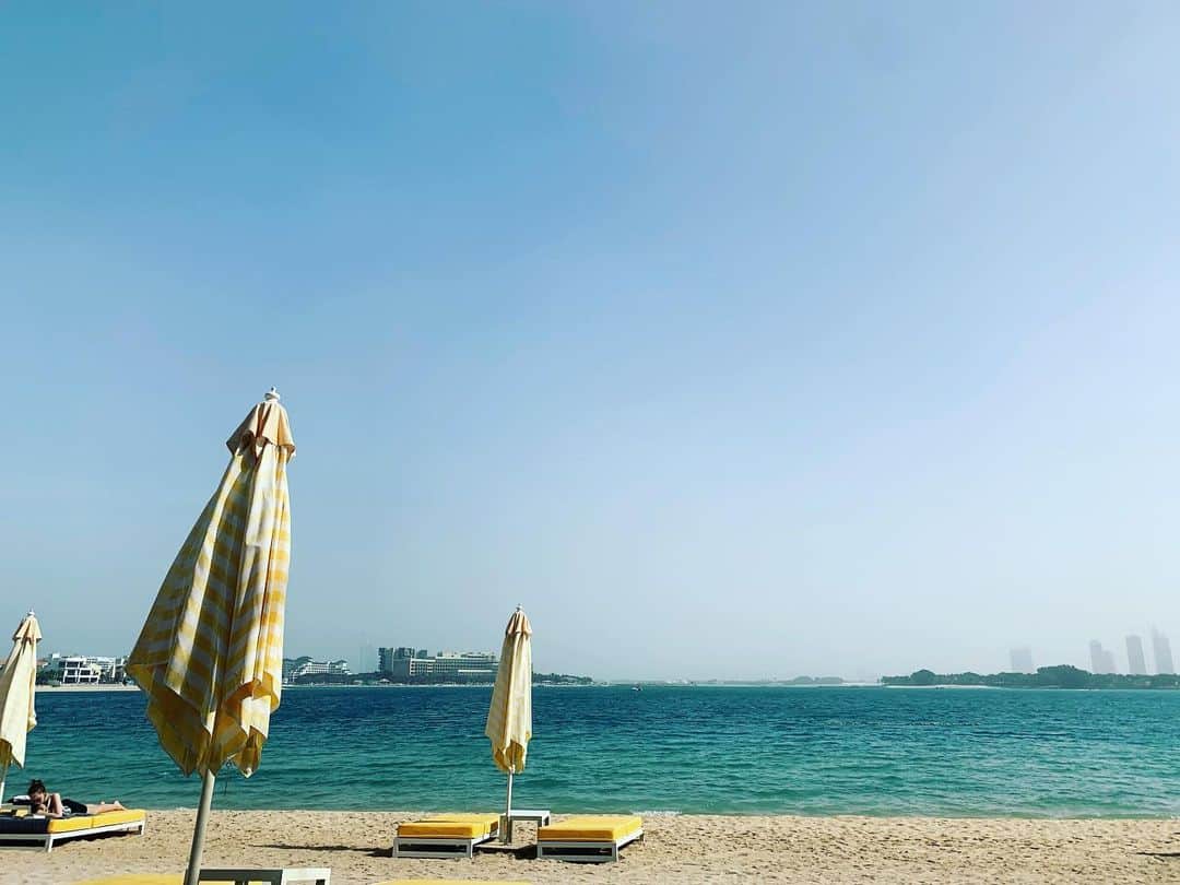 名波はるかのインスタグラム：「良い天気。 暑くもなく寒くもなく、ちょうどいい✨ プライベートビーチは人も少なくのんびりするのにちょうどいい感じです😊#dubai #海外転々 #ビットコインクィーン」