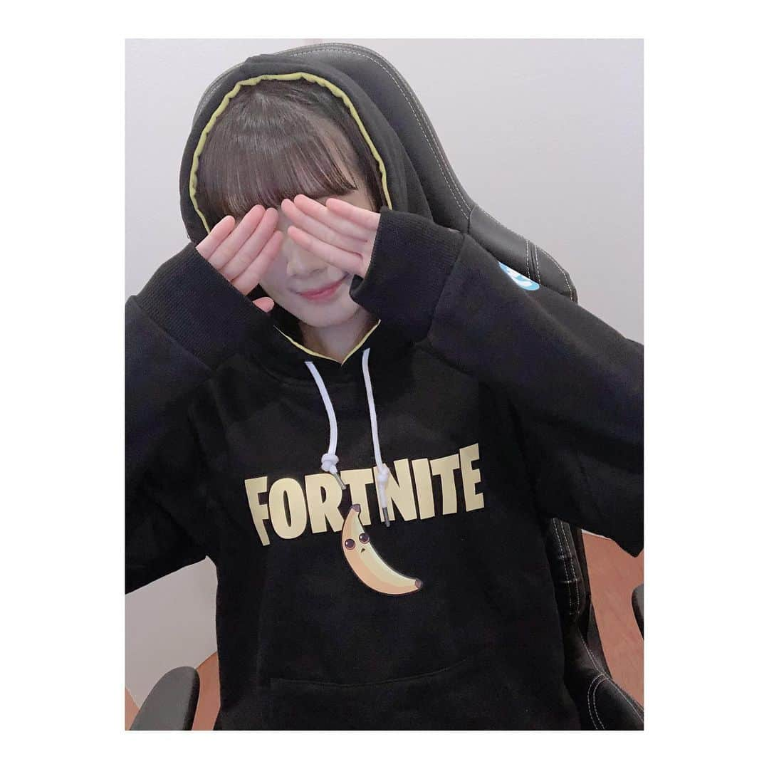 高橋麻里のインスタグラム：「. FORTNITE大好き彼女はどうですか🍌♡ . . ヴィレヴァンとの コラボパーカーがかわいすぎるぅぅう。 . . ネットの先行発売？で買ったんだけど、 一般発売はいつなんだろ🤔？ . 追加で買いたい∩(*´｀∩)♡1 . . #FORTNITE #フォートナイト #フォートナイト女子」