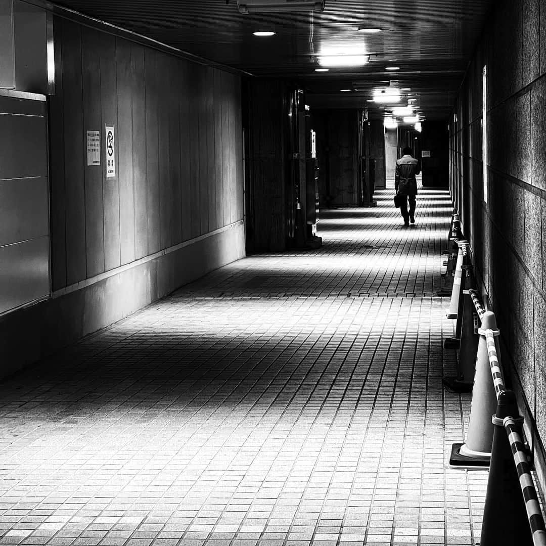 naotakeのインスタグラム：「通路 - A passage / iPhone 12 Pro Max & Snapseed, 20201228 . . 松濤美術館で船越桂の展覧会を鑑賞。帰りの渋谷駅前の人混みに恐れをなして早々に帰路につく。 . . #spicollective #royalsnappingartists #infamous_family #rsa_main #infinity_photo_cult #2_fineart #jp_gallery_member #jp_gallery_bnw #trb_bnw #wp_bnw  #bnw_life #bnwlife_member #bnw_life_shots #bnw_captures #world_bnw #top_bnw #team_jp_ #team_jp_モノクロ #ig_energy_bw #ig_nihon #streetphotographybnw #igersjp #blackandwhite #bnw #bnwphoto #monochrome #bw #bnwphotography #ShotOniPhone #shotoniphone12promax」