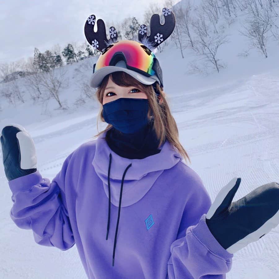 MOTOMIのインスタグラム：「@ 出遅れ過ぎトナカイ🦌🎄  Xmasらしい事 何もできなかったから 気分だけでも〜って DAISOで買った角付けたんだが み〜んなサンタ🎅🏻でした (´·ω·｀)さびし…  みんなXmasは 何美味しいの食べたの？ 私はねビビンバ🇰🇷( •́ฅ•̀ )」