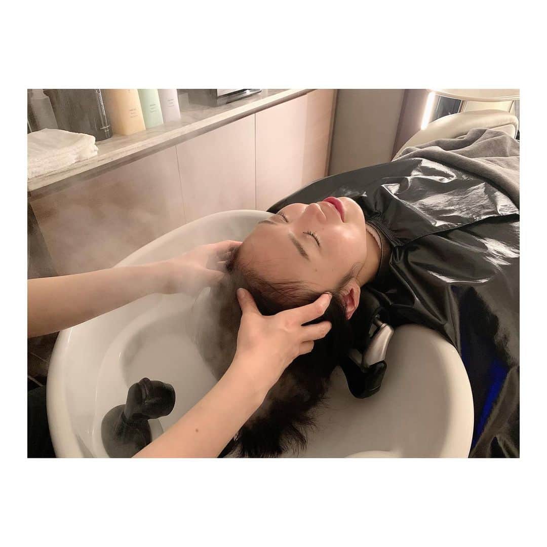 篠原菜月さんのインスタグラム写真 - (篠原菜月Instagram)「ホテルオークラ内にある美容室 @paradise_tyo のヘッドスパで癒されてきました。﻿ ホテルでのヘッドスパというのにワクワク…﻿ ﻿ 高級感ある個室空間でガウンに着替えた後は﻿カウンセリングを受けて、頭皮チェック。﻿ 髪の悩みに合わせたシャンプー、トリートメントをご提案していただけました。﻿ 選んでいただいたのは、 @estessimo_official のセルサート フォーシン シャンプーとトリートメントで頭皮の血液の循環をよくしてハリ、コシを出すもの🥺✨﻿ ﻿ ヘッドスパはしっかり頭皮を押してもらい、気持ちよくて途中からウトウト…フルフラットになる台も最高！ とってもリラックスできました。﻿ 肩や首もマッサージしていただけるんです。﻿ ﻿ ヘッドスパ後は頭皮がほぐれたからか、目も大きくなっていて、身体が軽い。﻿ 顔も少し引き上がってシュッとしてる笑！👏﻿ ﻿ リモートワークで肩や首が疲れている方にもおすすめ。﻿ 1年頑張った自分へのご褒美スパでした。﻿ 仕事納めまであと少し。﻿ 頑張ろう。 ﻿ ﻿ #ホテルオークラ東京#美容室#美容室パラダイス#paradise#ヘッドスパ#ヘアケア#頭皮ケア#リラックスタイム#美容day#ツヤ髪#贅沢な時間#ご褒美#年末#2020#虎ノ門#溜池山王」12月27日 17時00分 - natsukishinohara