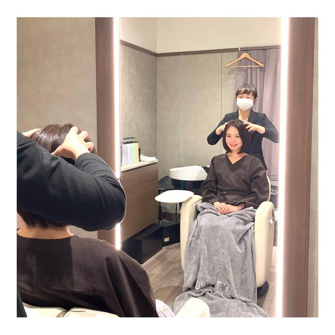 篠原菜月さんのインスタグラム写真 - (篠原菜月Instagram)「ホテルオークラ内にある美容室 @paradise_tyo のヘッドスパで癒されてきました。﻿ ホテルでのヘッドスパというのにワクワク…﻿ ﻿ 高級感ある個室空間でガウンに着替えた後は﻿カウンセリングを受けて、頭皮チェック。﻿ 髪の悩みに合わせたシャンプー、トリートメントをご提案していただけました。﻿ 選んでいただいたのは、 @estessimo_official のセルサート フォーシン シャンプーとトリートメントで頭皮の血液の循環をよくしてハリ、コシを出すもの🥺✨﻿ ﻿ ヘッドスパはしっかり頭皮を押してもらい、気持ちよくて途中からウトウト…フルフラットになる台も最高！ とってもリラックスできました。﻿ 肩や首もマッサージしていただけるんです。﻿ ﻿ ヘッドスパ後は頭皮がほぐれたからか、目も大きくなっていて、身体が軽い。﻿ 顔も少し引き上がってシュッとしてる笑！👏﻿ ﻿ リモートワークで肩や首が疲れている方にもおすすめ。﻿ 1年頑張った自分へのご褒美スパでした。﻿ 仕事納めまであと少し。﻿ 頑張ろう。 ﻿ ﻿ #ホテルオークラ東京#美容室#美容室パラダイス#paradise#ヘッドスパ#ヘアケア#頭皮ケア#リラックスタイム#美容day#ツヤ髪#贅沢な時間#ご褒美#年末#2020#虎ノ門#溜池山王」12月27日 17時00分 - natsukishinohara