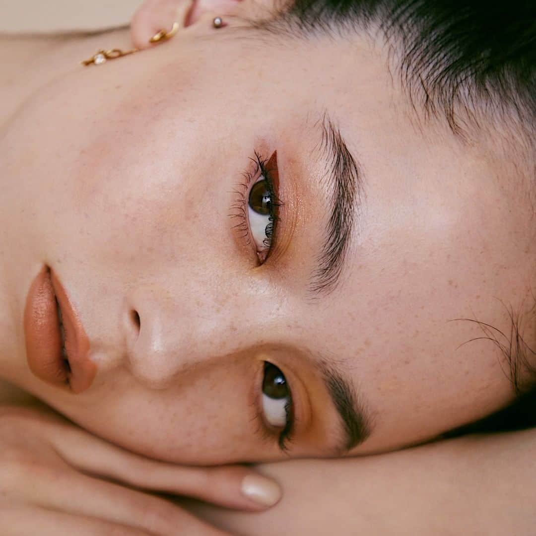 SUQQU公式Instgramアカウントさんのインスタグラム写真 - (SUQQU公式InstgramアカウントInstagram)「Add a nuanced orange warmth with our Spring 2021 Beige Makeup Collection.  <Items> ・NUDE WEAR LIQUID EX ・SIGNATURE COLOR EYES 02 YOUKOUIRO ・NUANCE EYELINER 101 Orange [limited] ・PURE COLOR BLUSH 125 AKATSUKITSUGE [limited] ・COMFORT LIP FLUID FOG 08 HARUTSUMI  2021年春のベージュメイクは、オレンジで温もりのニュアンスを広げて。  <使用アイテム> ･	ヌード ウェア リクイドEX ･	シグニチャー カラー アイズ 02 陽香色 -YOUKOUIRO ･	ニュアンス アイライナー 101 オレンジ [限定色] ･	ピュア カラー ブラッシュ 125 暁告 -AKATSUKITSUGE [限定色] ･	コンフォート リップ フルイド フォグ 08 春摘-HARUTSUMI  2021年的米棕色粧容，用橘色點綴春天的溫度。 <模特兒使用產品> ･晶采淨妍粉底液EX ･晶采盈緻眼彩盤 02 陽香色 -YOUKOUIRO ･晶采艷色眼線筆 101 橘色 [限定色] ･晶采淨妍頰綵 125 暁告 -AKATSUKITSUGE [限定色] ･晶采柔艷脣釉（霧光） 08 春摘-HARUTSUMI  #SUQQU #スック #cosmetics #jbeauty #suqqucolormakeup #2021spring #springcollection #シグニチャーカラーアイズ #陽香色 #ニュアンスアイライナー #ピュアカラーブラッシュ #暁告 #コンフォートリップフルイドフォグ #春摘 #TheFashionPost」12月27日 17時00分 - suqqu_official