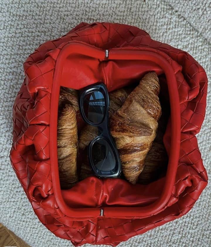 セルフリッジズさんのインスタグラム写真 - (セルフリッジズInstagram)「Brunch bag • These are our kind of essentials. Discover more @bottegaveneta at the link in bio.  #Regram from @linneklund」12月27日 17時00分 - theofficialselfridges