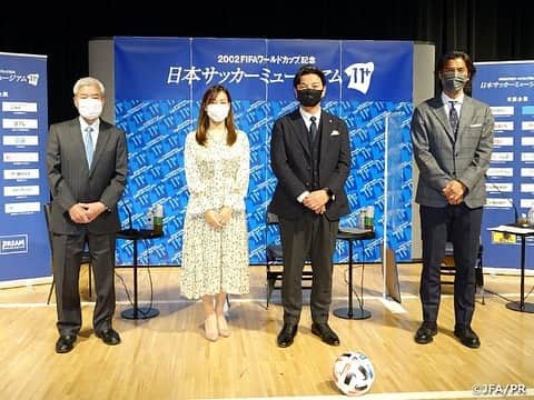 中澤佑二のインスタグラム：「✭2020.12.27.Sunday❷✭﻿ ﻿ ﻿ 「2021 日本サッカーこう戦え」～日本サッカーミュージアム～﻿ オンライントークショーの記事が日本サッカー協会のHPに掲載されました。﻿ ぜひ覗いてみて下さい⤵︎﻿ https://www.jfa.jp/football_museum/news/00026138/?utm_source=jfa&utm_medium=kv/﻿ ﻿ ﻿ トークショー中、画面が見れなかったので...﻿ こうなってたんですねー(๑°ㅁ°๑)⁉︎﻿ 22アピールNICEです(*´꒳`ﾉﾉﾞ﻿ こんな事されたら惚れてまうやろ〜笑﻿ ありがとうございます❢❢﻿ ﻿ ﻿ #今夜は﻿ #トーキングフットボール第1回目﻿ #年内最後のサンデースポーツ﻿ #張り切っていきたいと思います﻿ #ただ﻿ #連日﻿ #ラクロスの指導で﻿ #気合いを出し過ぎて﻿ #子供たちの120倍張り切って﻿ #大声だしてるもんで﻿ #声が2丁目になっております﻿ #苦笑﻿ #ボンスタグラム﻿」