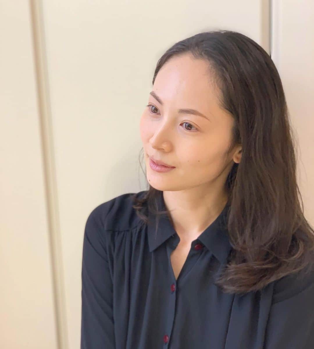 日高薫のインスタグラム：「最近、スキンケアの最後に手放せない美容オイルを発見しました😍💖  仲良しのヘアメイクのお友達がこだわり抜いてプロデュースされたオーガニック@amuletelumaのフェイシャルオイル⭐️  普段のスキンケアにこれをプラスするだけで、常にお肌がしっとりしててキメが細かく整ってきたなと実感🥰💖 色んなブランドの美容オイル使ってきた中で香りとテクスチャーもめちゃくちゃお気に入りです❤️✨ 神秘的な香りに深呼吸しながらお肌のメンテナンスTime🤤💗  朝晩これだけでもいいくらいベタつかずもっちりで本当おすすめです‼️🤗💖  野生・自然栽培・オーガニック由来98.5%！  #美容オイル #神秘的な香り #relax #オーガニックコスメ #organic #フェイシャルオイル #organicskincare #美容 #自然栽培 #野生 #オーガニック由来成分  #長年の付き合い #美人ヘアメイクさん  #情熱的な方 #丁寧で繊細なヘアメイク#amuleteluma」