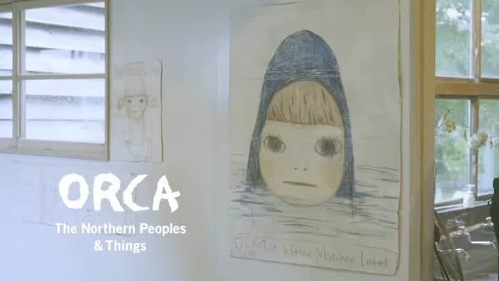 ハミルのインスタグラム：「. . 毎週日曜の夕方にポストさせて頂いております、 ORCA The Northern Peoples & Things @orca_the_northern_peoples  . 今年最後のポストは、 現代美術家で北海道に長年通われている奈良美智さん　@michinara3 にご登場頂きました。 . Paper Skyの北海道特集で旅をご一緒させていただき、それをきっかけに奈良さんから、たくさんの北の人たちをご紹介いただき、その中の中山芳子さん　@drift.ice.books は、オルカのメインメンバーでも活躍して頂いております。 . 飛生のメンバーとの長年の関係性が、このリラックスしてる奈良さんの表情にも表れていていらっしゃって観てる私たちもほのぼのします。 . いつか北の人たちの日々を記録するメディアを作りたいと奈良さんに話した時に、僕に出来ることあれば何でも言って！とおっしゃってくださり、 今回の取材もなりました。 . 奈良さん、本当にありがとうございます😭🙏🏻✨ . . この夏に元々プランしてたこのオルカのプロジェクトを、コロナによって、急ぎ前倒しして一気にスタートさせた。 . 出会いと偶然の重なりで、 今、立ち上げてしまおう！と。。。 . そこから更なる出会いの重なりで、北にいるオルカのメンバーたちと、zoomで打合せを重ねて、作り上げてきた。 . 来年も更なる連載メンバーやエッセイメンバーも増やして、磐石な体制整えながら、記録し続けて参ります。 . オルカへのは、企業さま、自治体関係からのお問合せも頂きだし、北の制作会社としても、ビジュアル制作(グラフィック、動画、ブランディング等)も承りだします。 . 北の優秀な撮影スタッフたちと @photo.takuyakakimoto.otocam  @saekuratate  @orca_the_northern_peoples  一緒に悪戦苦闘していきます！ . 来年も何卒！オルカをよろしくお願い申しあげます！ . #orca #orca_the_northern_peoples  #飛生アートコミュニティー  #tobiu #奈良美智 #yoshitomonara」