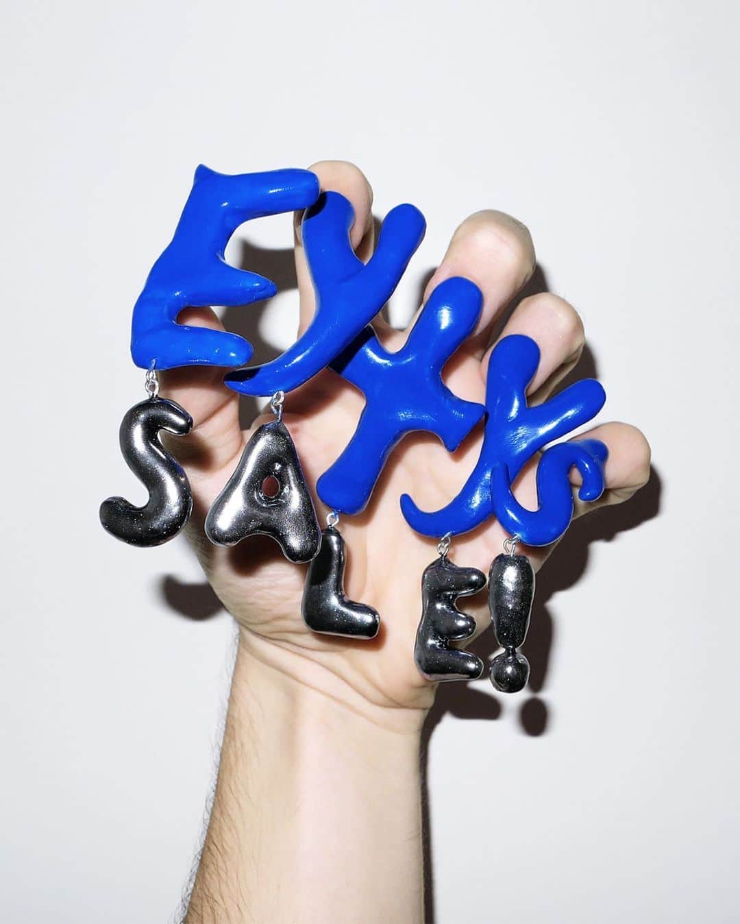 エイティーズのインスタグラム：「The eytys.com sale is live!   💅 @ byjuanalvear」