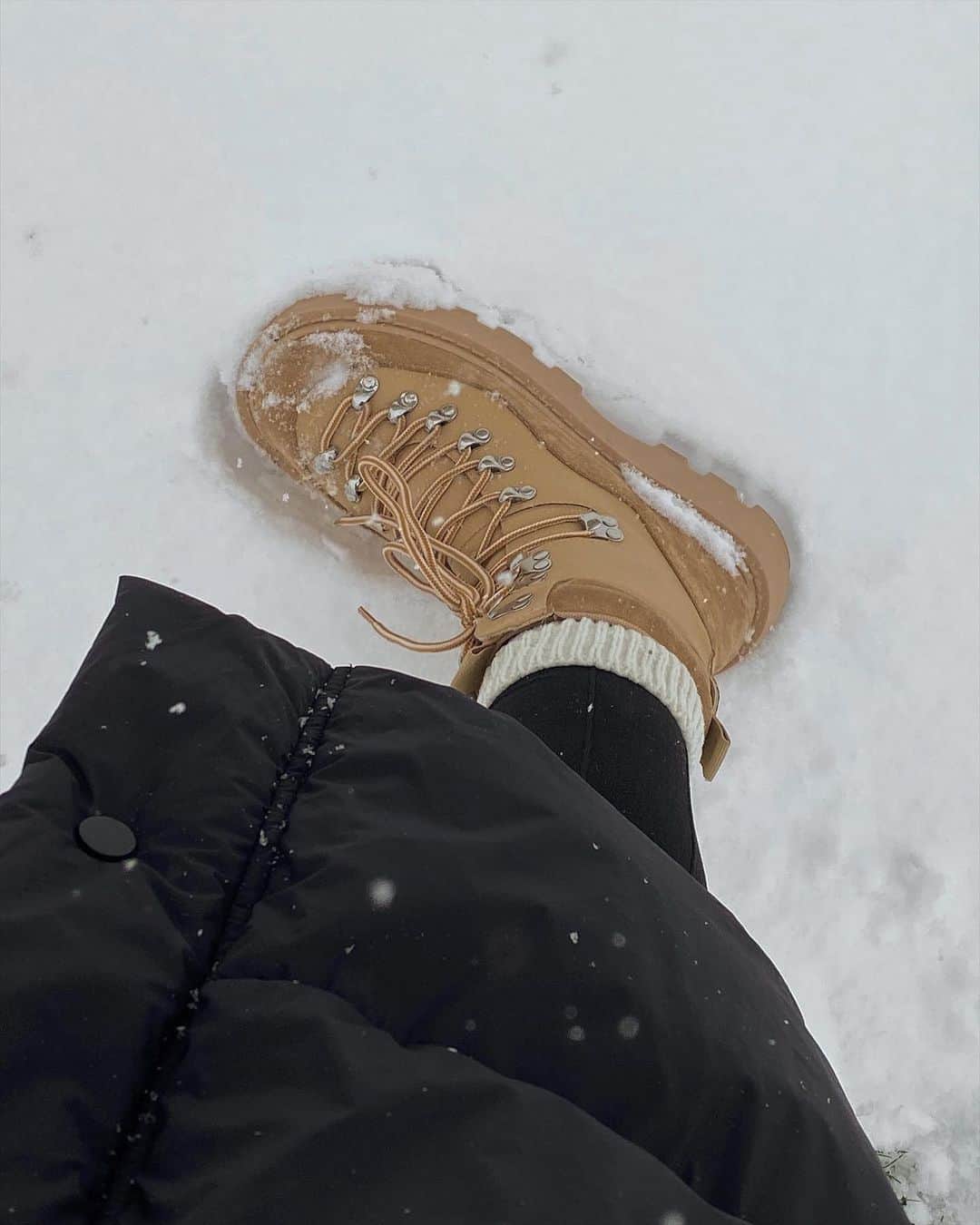 Urban Outfittersさんのインスタグラム写真 - (Urban OutfittersInstagram)「When the boots make the winter adventure. ⛄️ @nataliemariejust #UOonYou」12月28日 4時03分 - urbanoutfitters