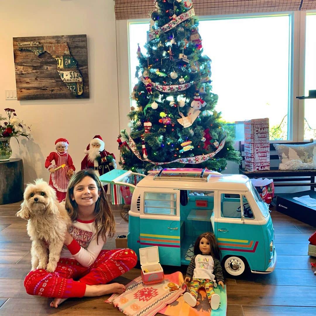 キャロライン・マークスのインスタグラム：「Thank you @americangirlbrand for making this years Christmas extra special, my sister is so stoked! ❤️ #josskendrick」