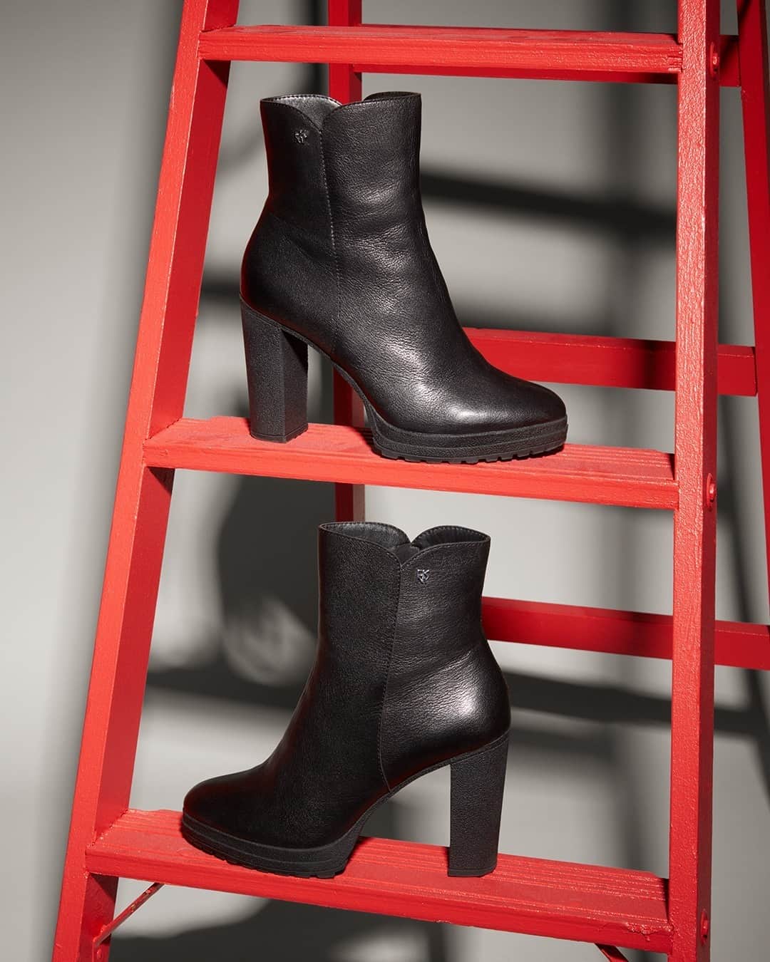 DKNYのインスタグラム：「Time to step it up: tap to shop the Tessi Slip-On Bootie. #DKNYSTATEOFMIND」