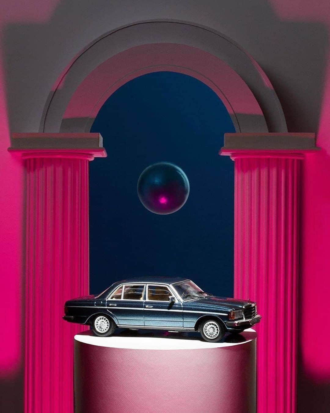 メルセデス・ベンツさんのインスタグラム写真 - (メルセデス・ベンツInstagram)「Mercedes-Benz powered into the spirit of the 80s with the edgy new shape and eye-catching chrome details of the 1980 W123 230E. 📸 @partyofonestudio for #MBphotopass via @mercedesbenzusa  #MercedesBenz #230E #EClass #W123 #StudioArt #ClassicCars #ModelCars #ToyCars」12月28日 4時00分 - mercedesbenz
