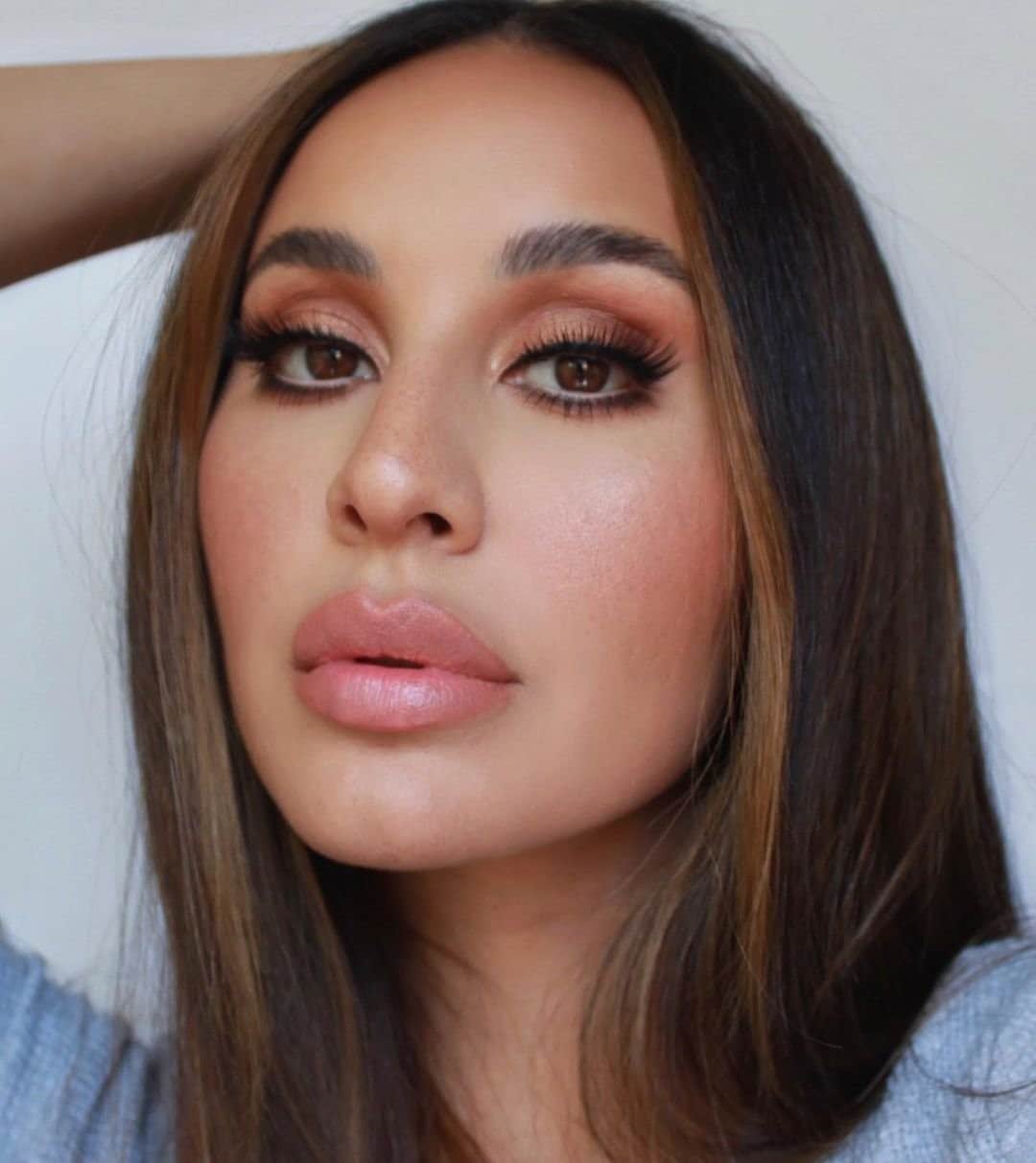 Too Facedのインスタグラム：「GORG! 😍 Comment your FAVE part about our babe @angiemikaelian's glam via emoji!⁣ ⁣ 🐱 Kitty Likes to Scratch Mini Palette ⁣ 🖤 Killer Liner shades Espresso & Cashmere ⁣ 🍑 Peach Bloom Cheek Tint shade Peach Glow ⁣ 💋 Peach Bloom Lip Balm shade Peach Punch⁣  💖 Better Than Sex Lashes style Natural Flirt! #toofacedambassador #regram #toofaced」